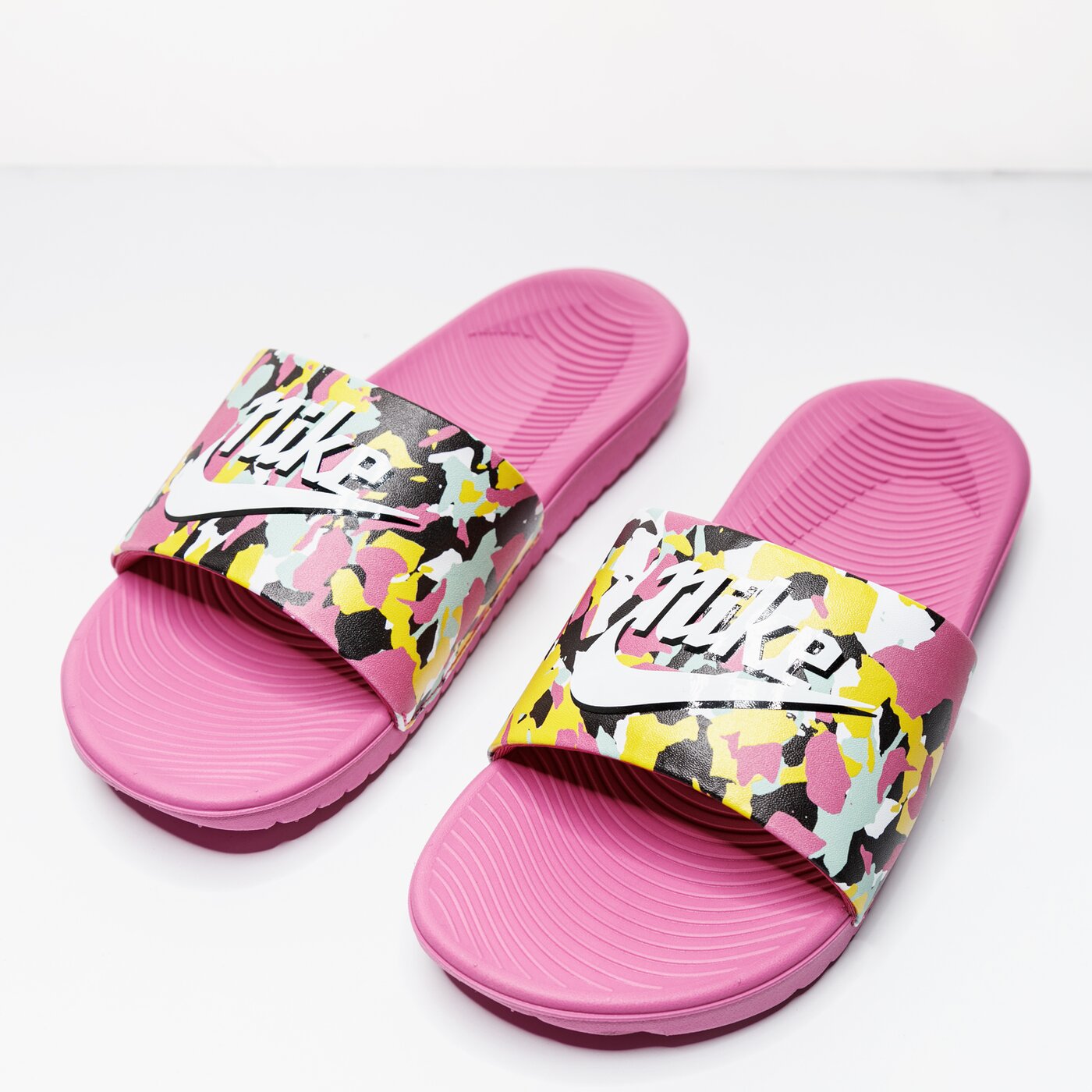 Klapki dla dzieci NIKE KAWA SE MELTED CRAYON cn7430-600 kolor multicolor