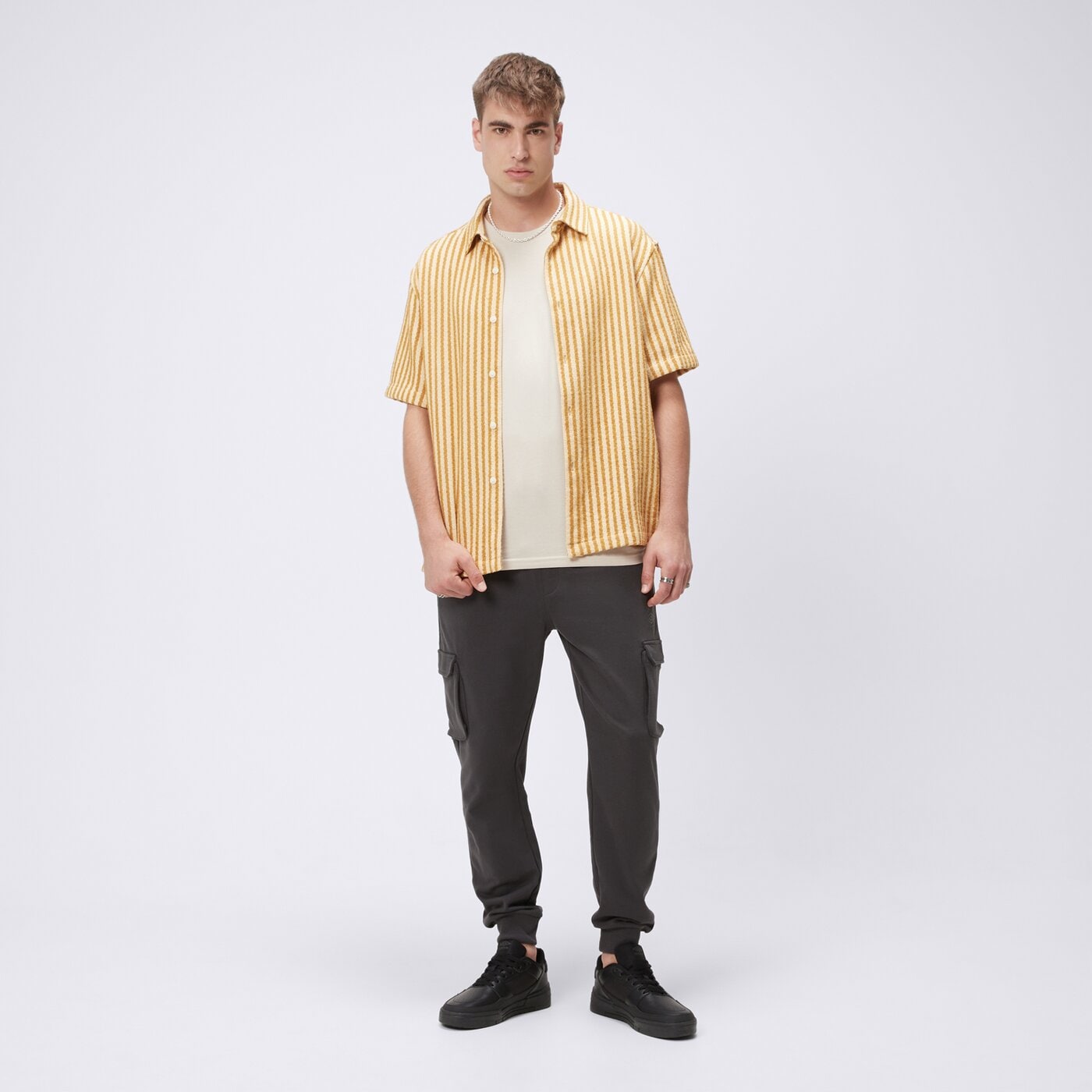 Spodnie dresowe męskie UMBRO SPODNIE ESS CARGO ul125spm02002 kolor szary