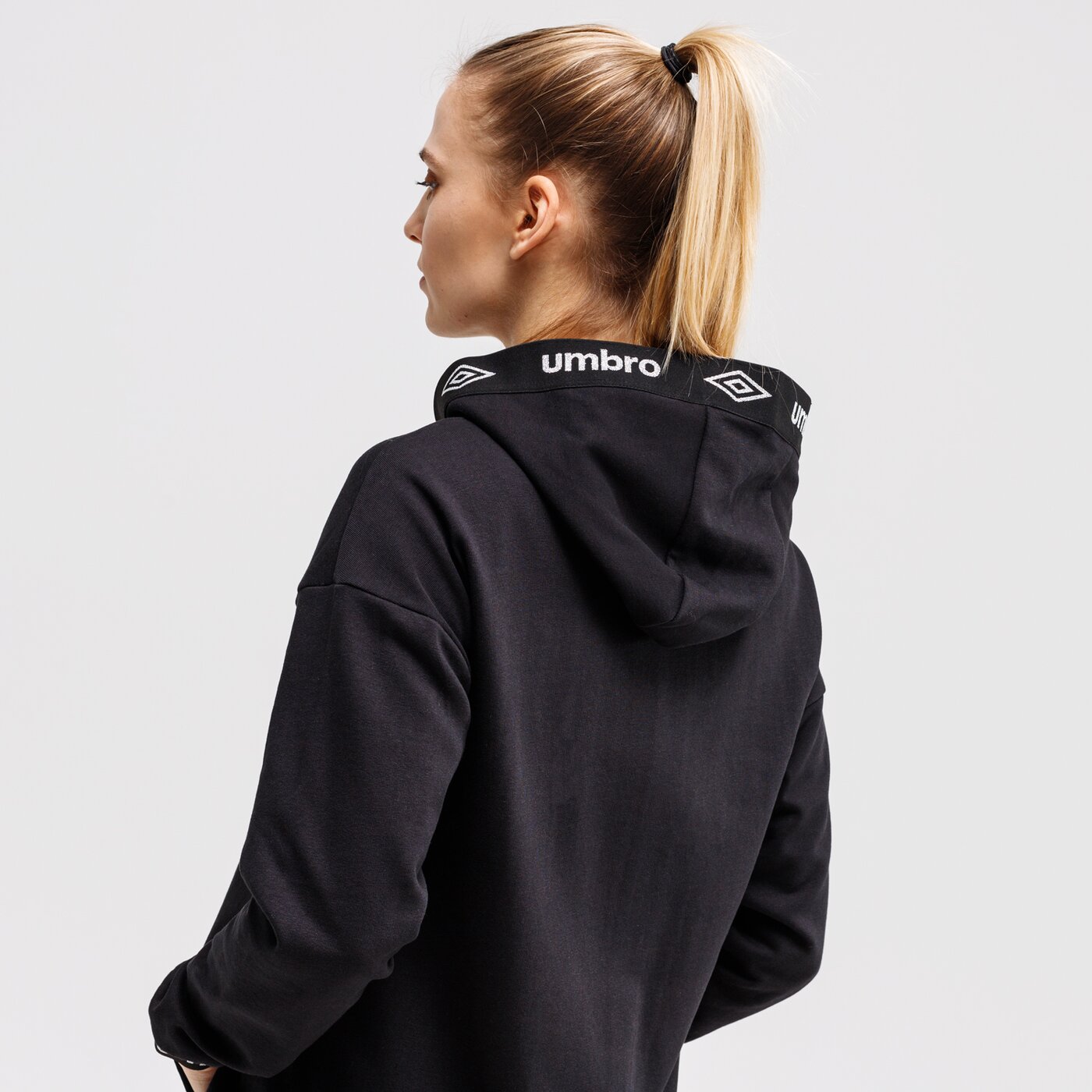 Bluza damska UMBRO BLUZA ROZPINANA Z KAPTUREM BADGER ul121bld39002 kolor czarny