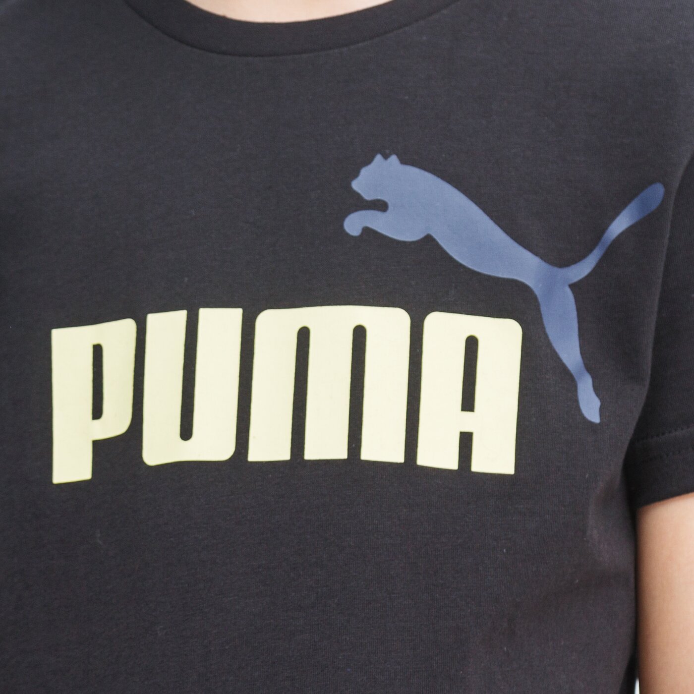 Koszulka dziecięca PUMA T-SHIRT ESS+ 2 COL LOGO B 586985 01 kolor czarny