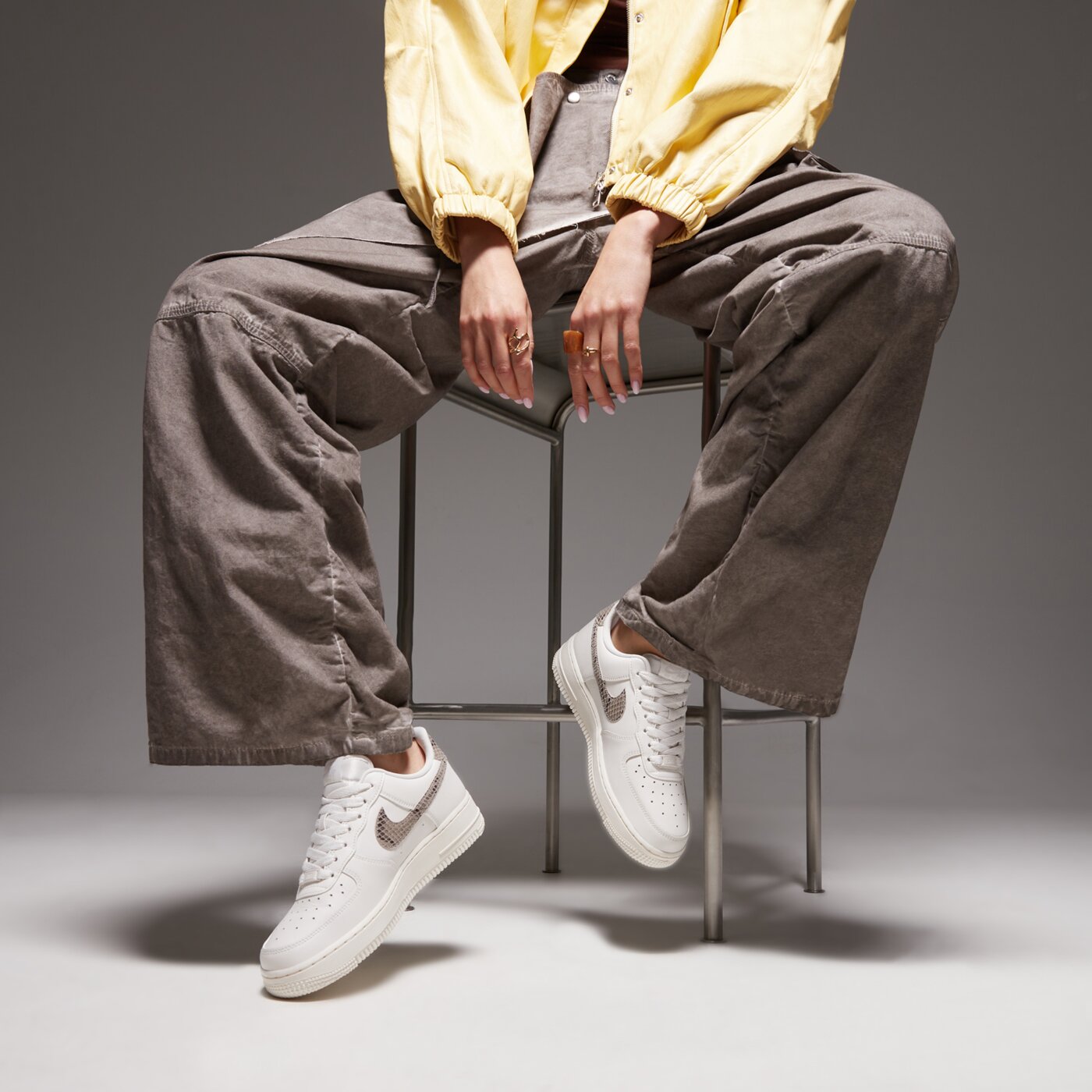 Buty sportowe damskie NIKE WMNS AIR FORCE 1 '07 REC dd8959-002 kolor beżowy