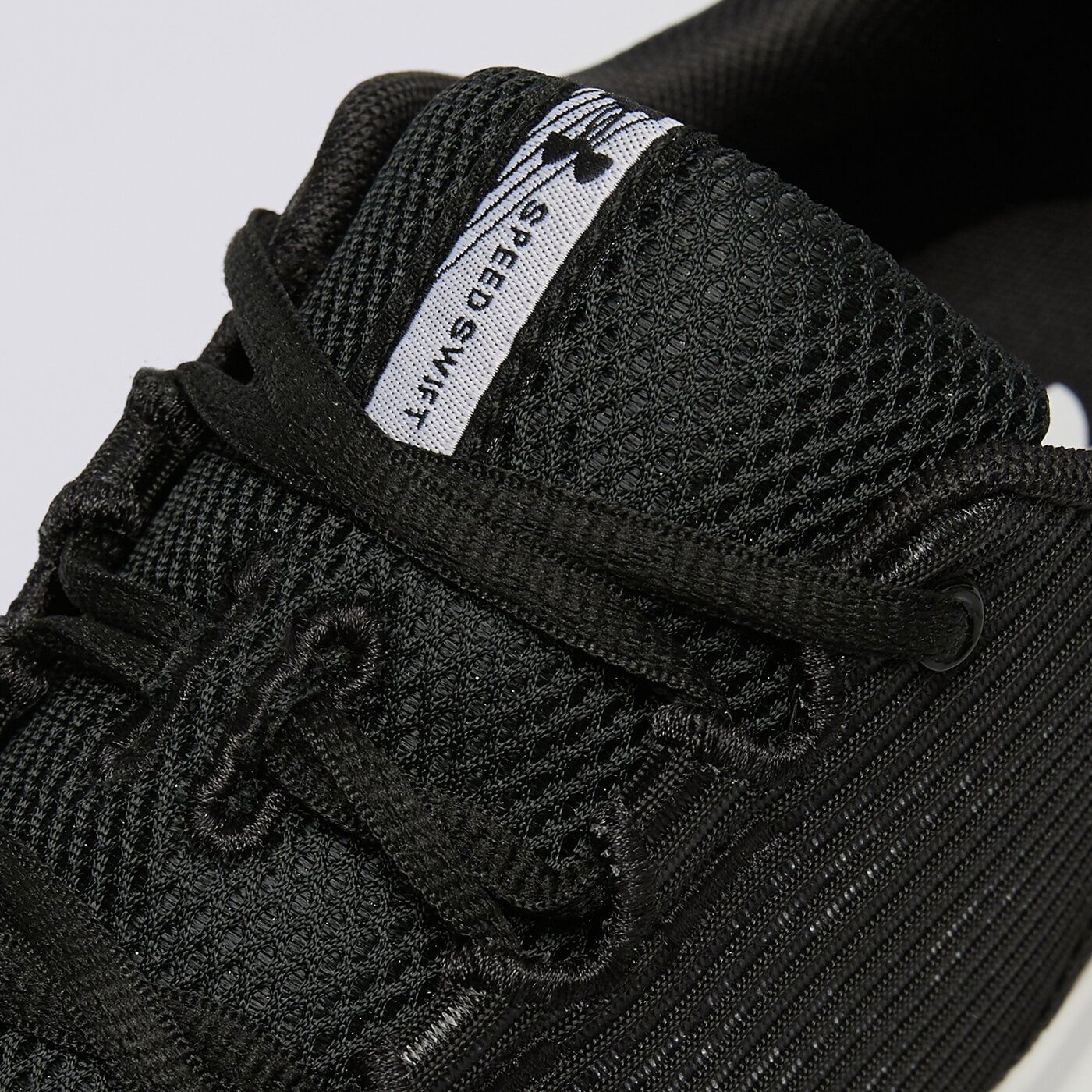 Buty do biegania dla dzieci UNDER ARMOUR BGS SPEED SWIFT 3028031003 kolor czarny