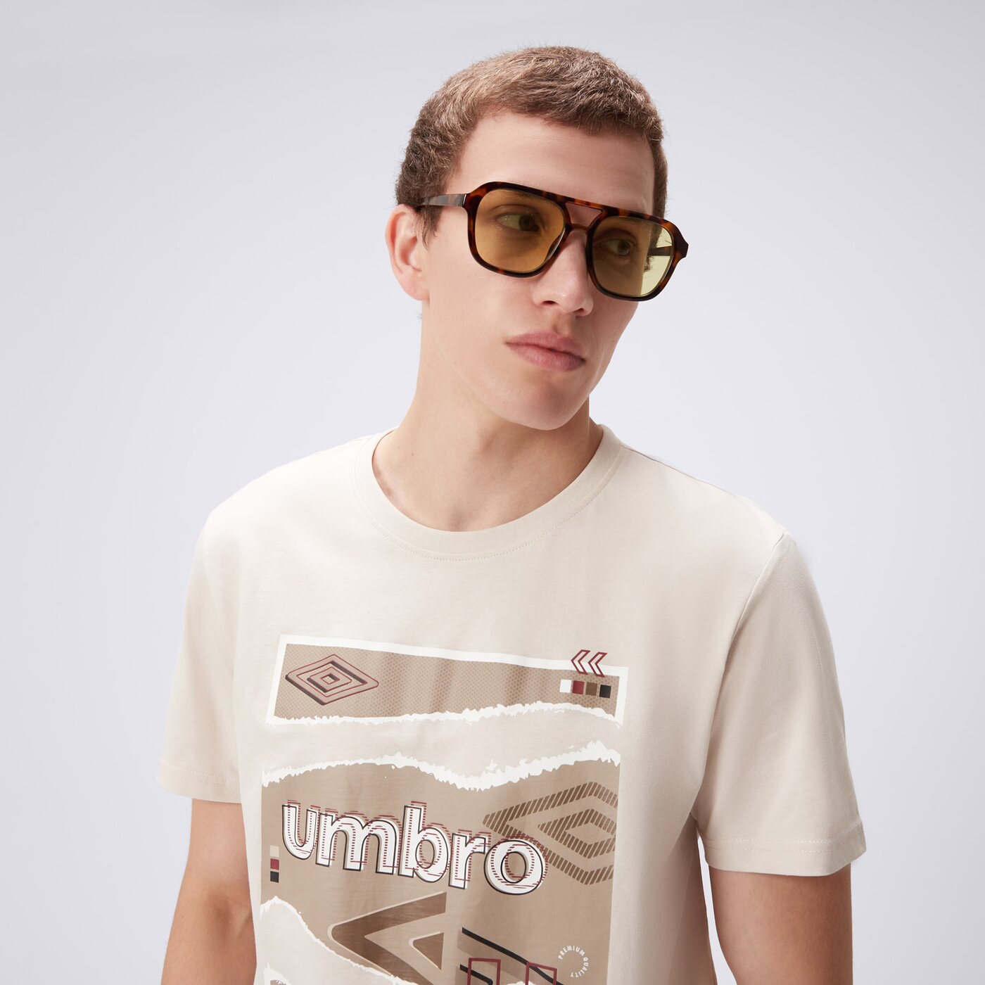 Koszulka męska UMBRO T-SHIRT UMBRO GRAPHICS B LOGO BEIGE ul325tsm04004 kolor beżowy