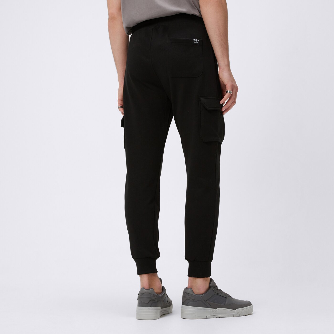 Spodnie dresowe męskie UMBRO SPODNIE ESS CARGO ul125spm02001 kolor czarny