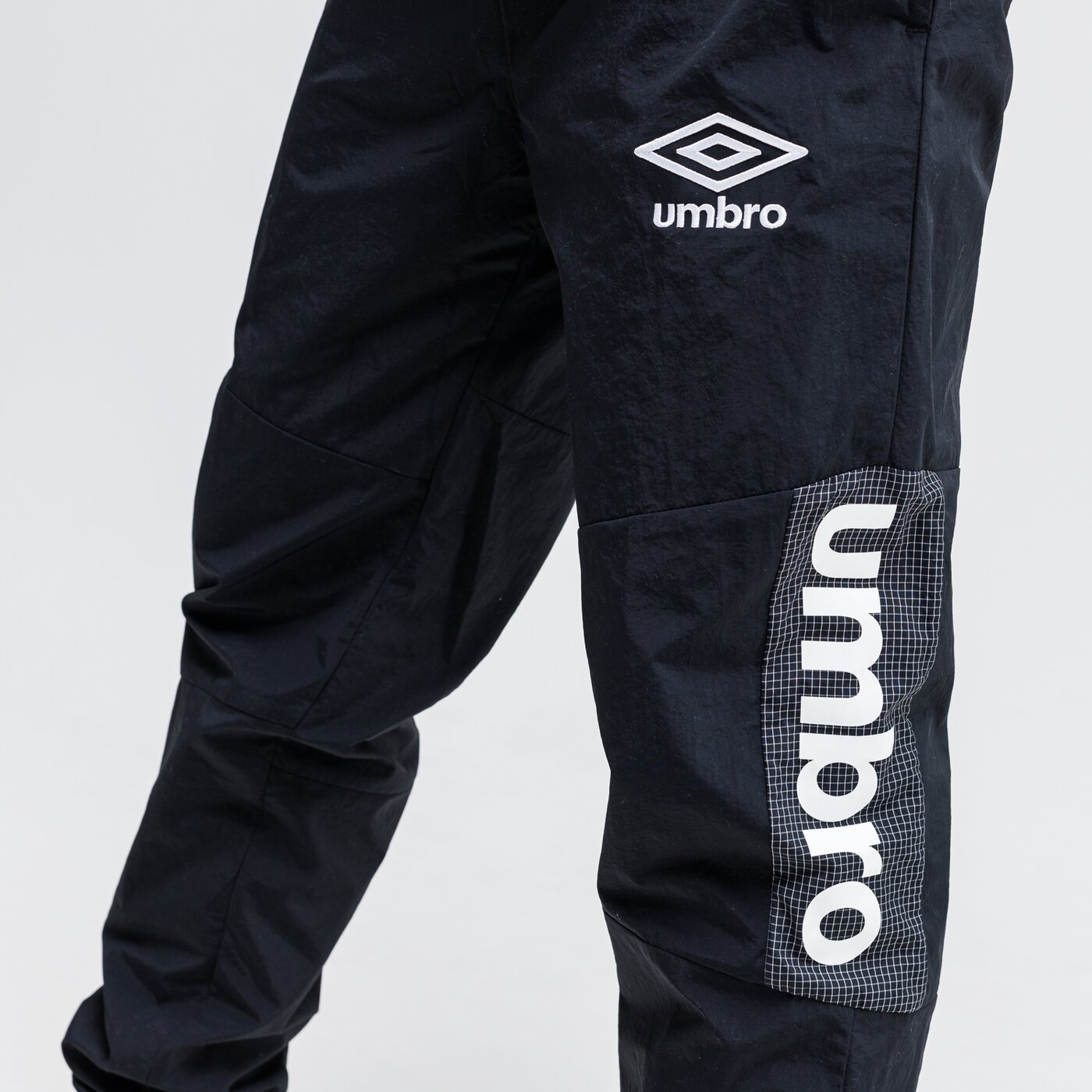 Spodnie dresowe męskie UMBRO SPODNIE WOVEN TRACK 65701u-060 kolor czarny
