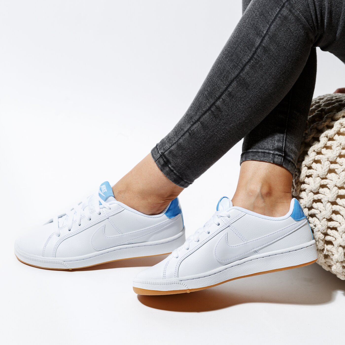 Buty sportowe damskie NIKE WOMEN'S COURT ROYALE 749867-118 kolor biały