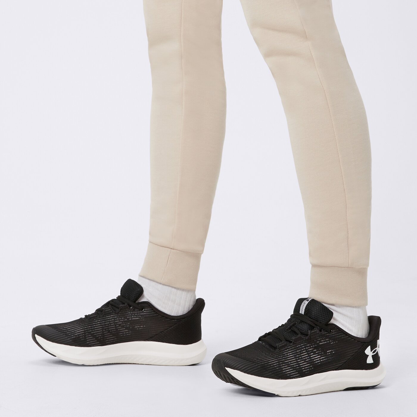 Buty do biegania dla dzieci UNDER ARMOUR BGS SPEED SWIFT 3028031003 kolor czarny