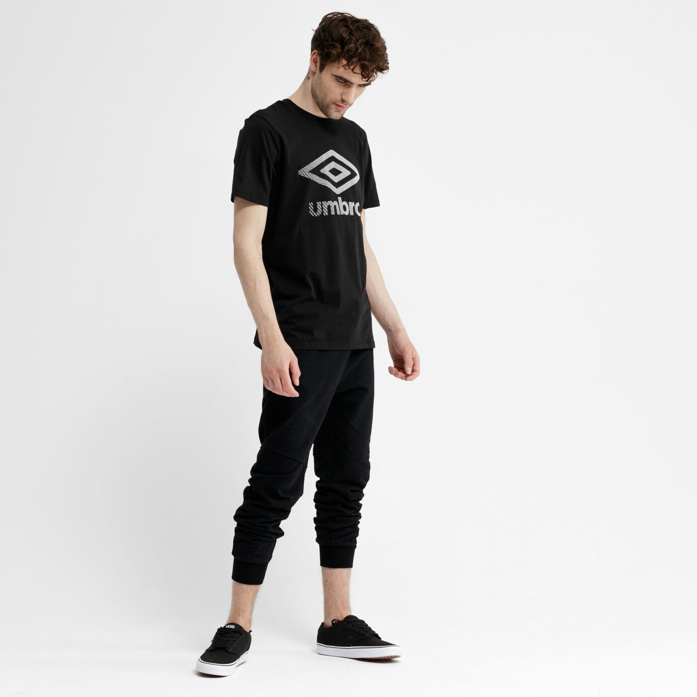 Koszulka męska UMBRO T-SHIRT SS VELOCITA STACKED GRAPHIC 65444u-gxp kolor czarny