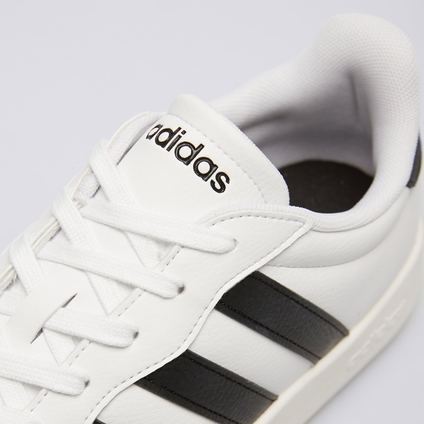 Buty sportowe męskie ADIDAS BARREDA ji2306 kolor biały