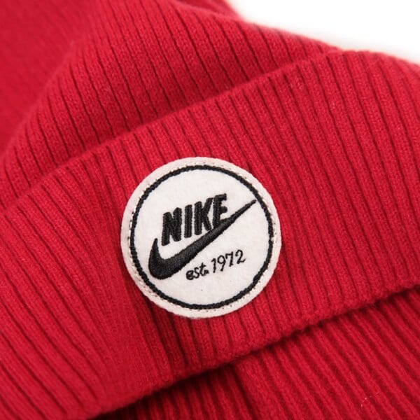 Czapka zimowa damska NIKE CZAPKA BEANIE CUFFED-CORE RED 628672687 kolor czerwony