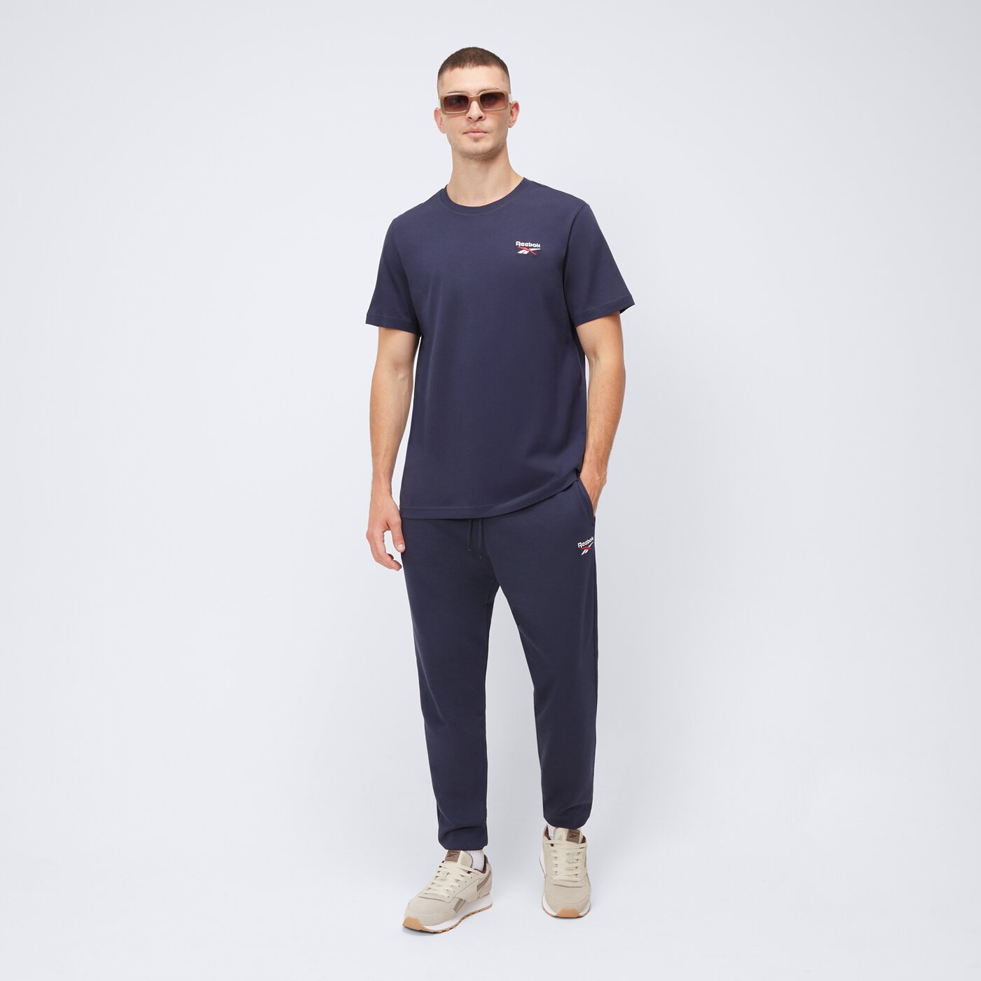 Spodnie dresowe męskie REEBOK SPODNIE IDENTITY SMALL LOGO FT JOGGER 100049529 kolor granatowy