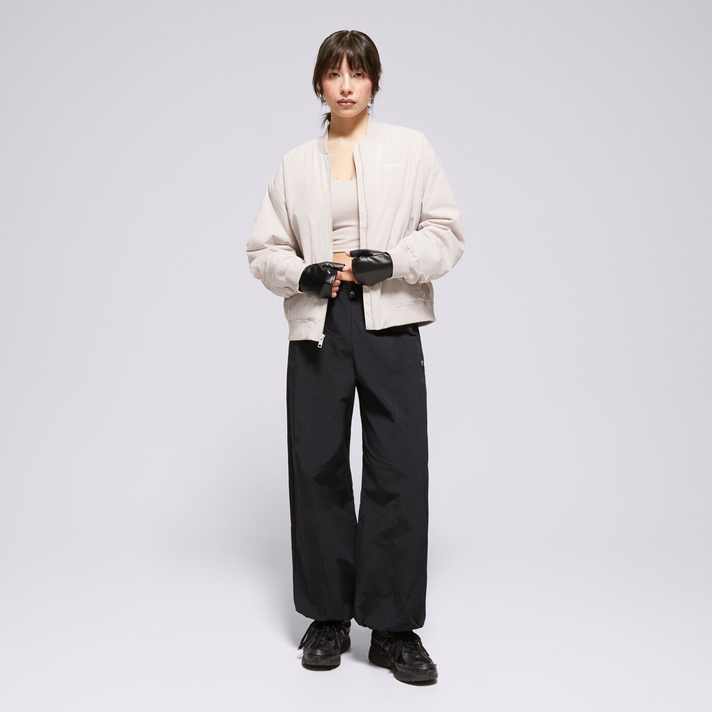 Kurtka przejściowa damska NEW BALANCE KURTKA LINEAR HERITAGE WOVEN BOMBER wj33507mnk kolor szary