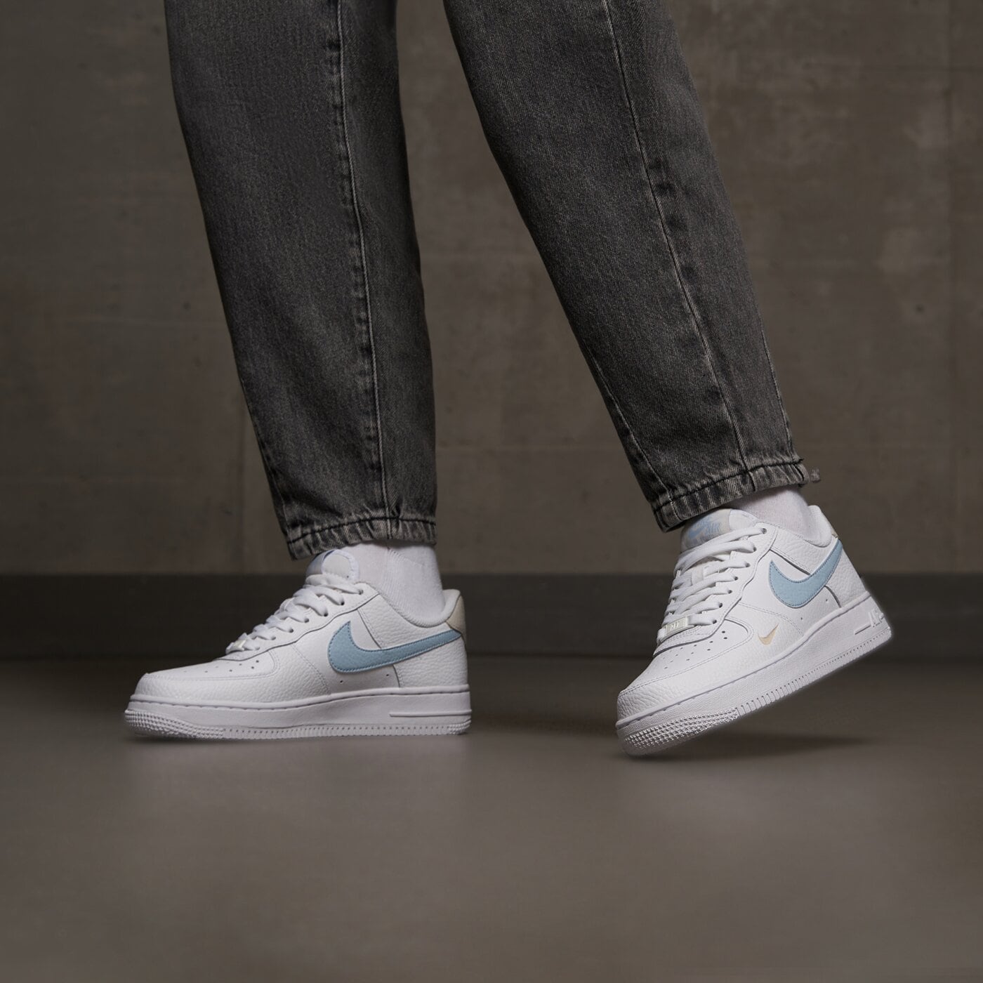 Buty sportowe damskie NIKE W AIR FORCE '07 hf0022-100 kolor biały