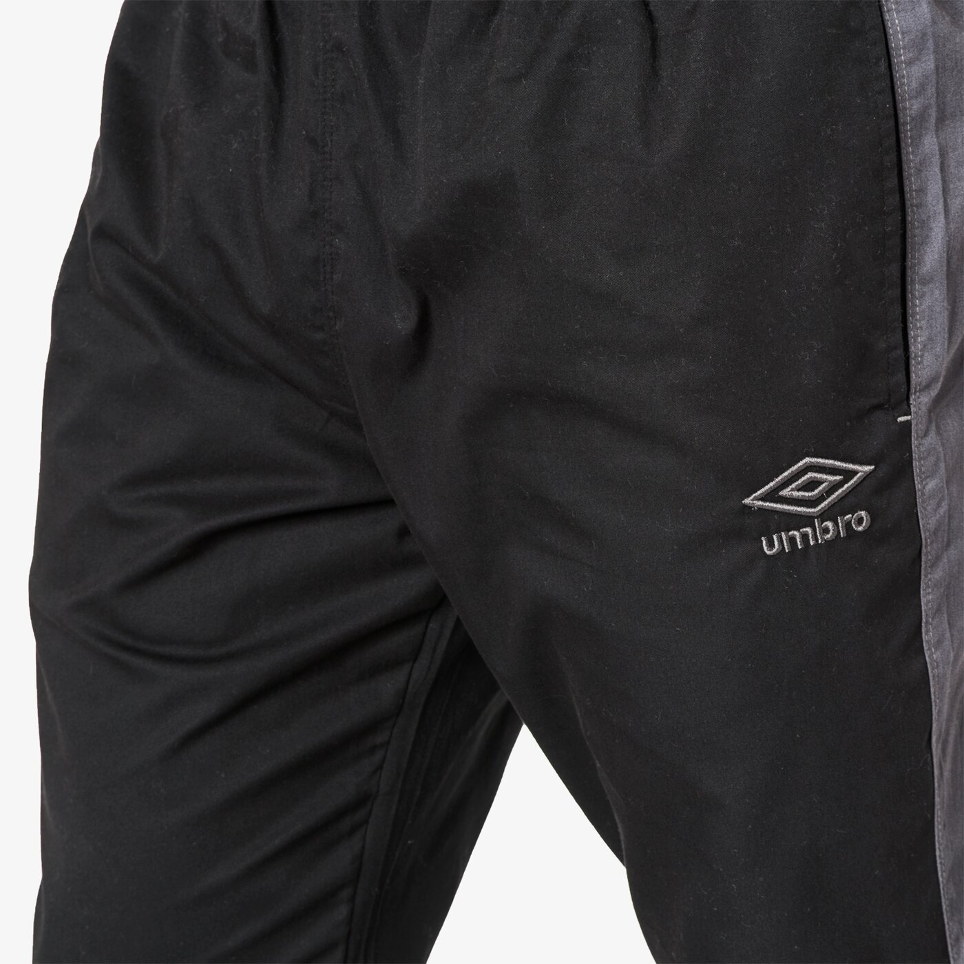 Spodnie dresowe męskie UMBRO SPODNIE WOVEN 65132u-hem kolor czarny
