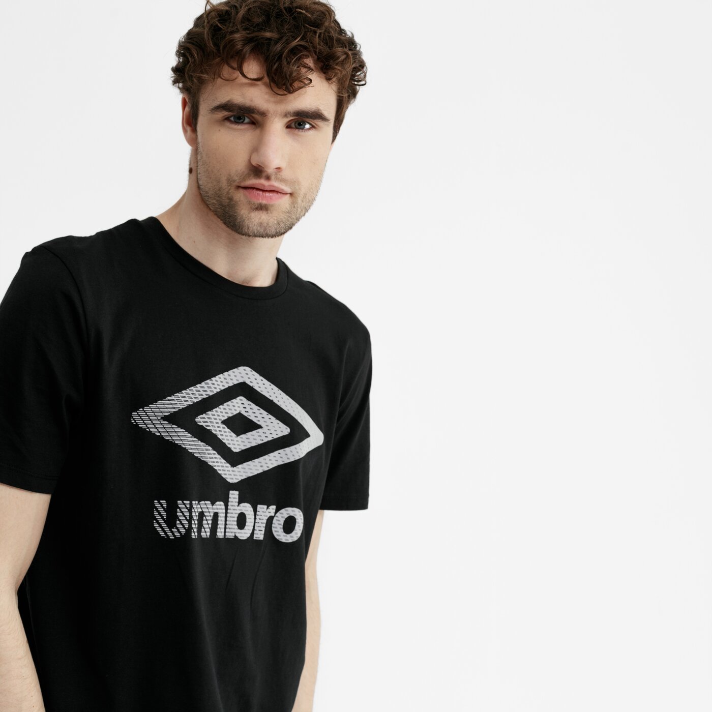 Koszulka męska UMBRO T-SHIRT SS VELOCITA STACKED GRAPHIC 65444u-gxp kolor czarny