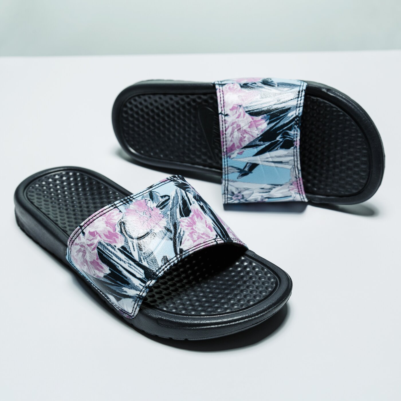 Klapki damskie NIKE WMNS BENASSI JDI PRINT  618919-026 kolor szary