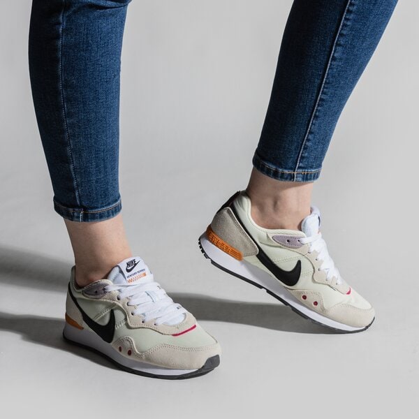 Buty sportowe damskie NIKE VENTURE RUNNER ck2948-107 kolor beżowy
