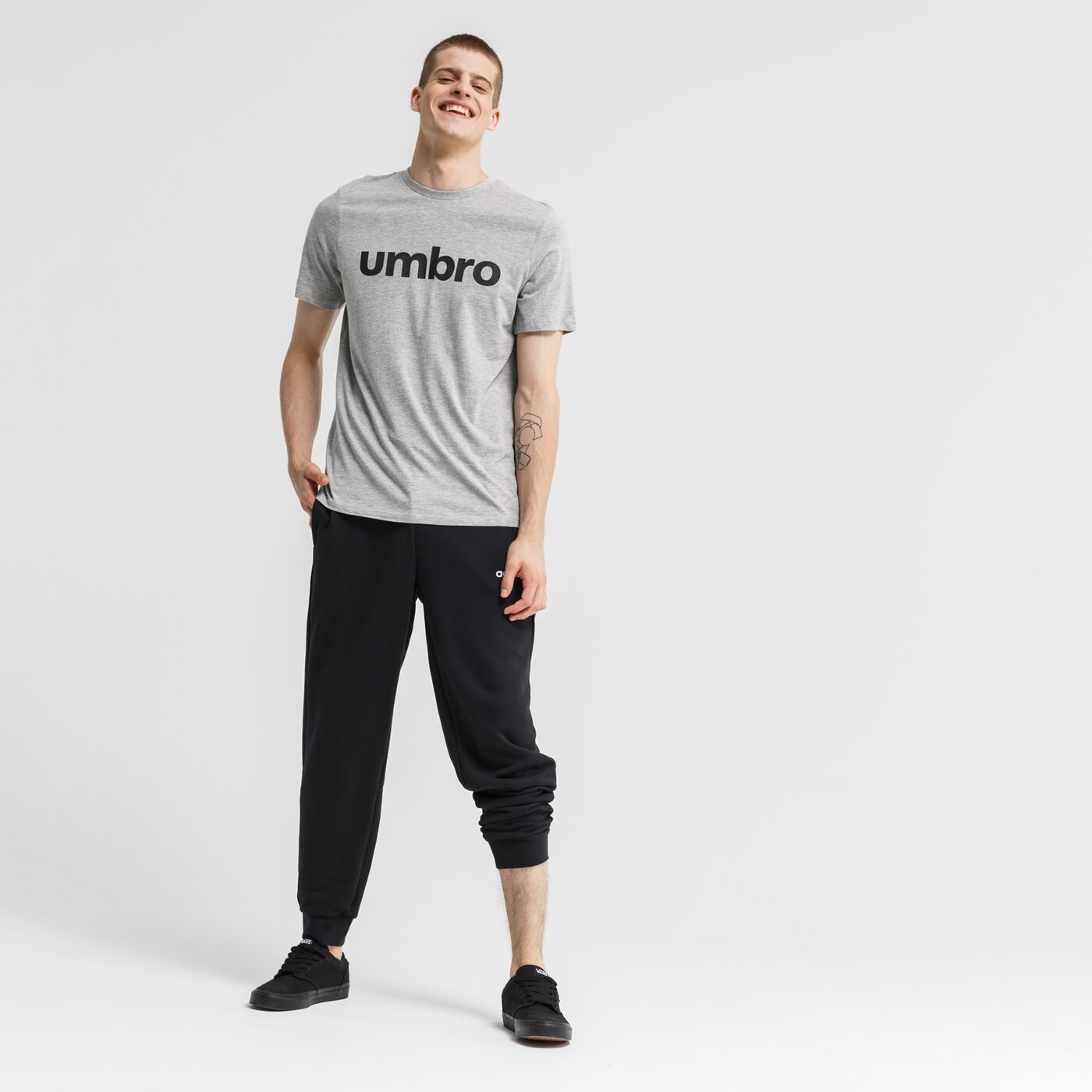 Koszulka męska UMBRO T-SHIRT SS LINEAR LOGO GRAPHIC 65551u-b43 kolor szary