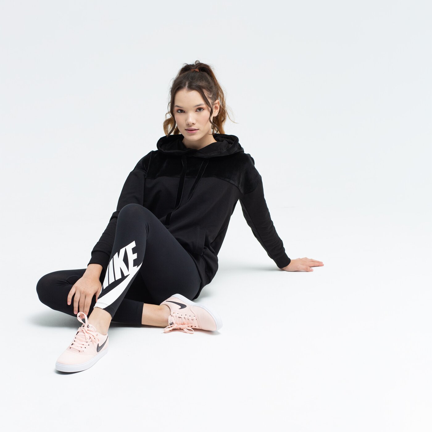 Bluza damska FEEWEAR BLUZA Z KAPTUREM LOSTI fw39bld09001 kolor czarny