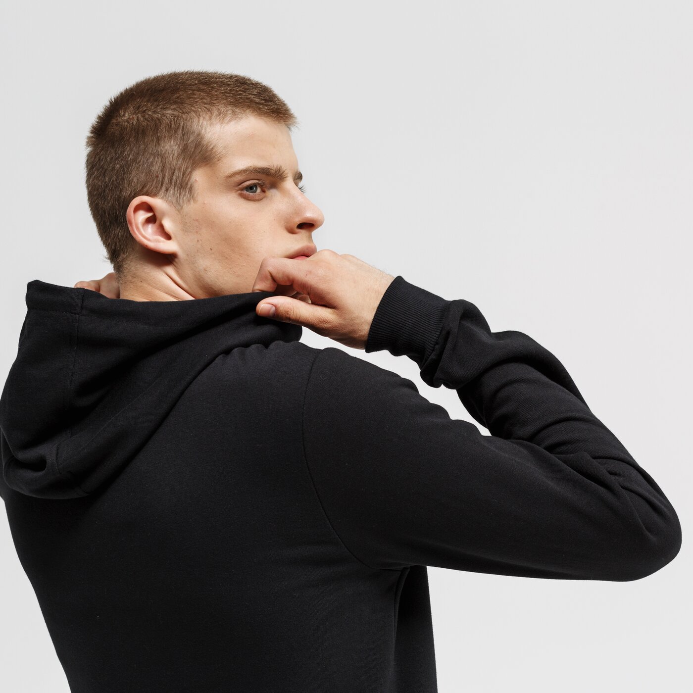 Bluza męska UMBRO BLUZA ROZPINANA Z KAPTUREM CEDRIC ul39blm16002 kolor czarny