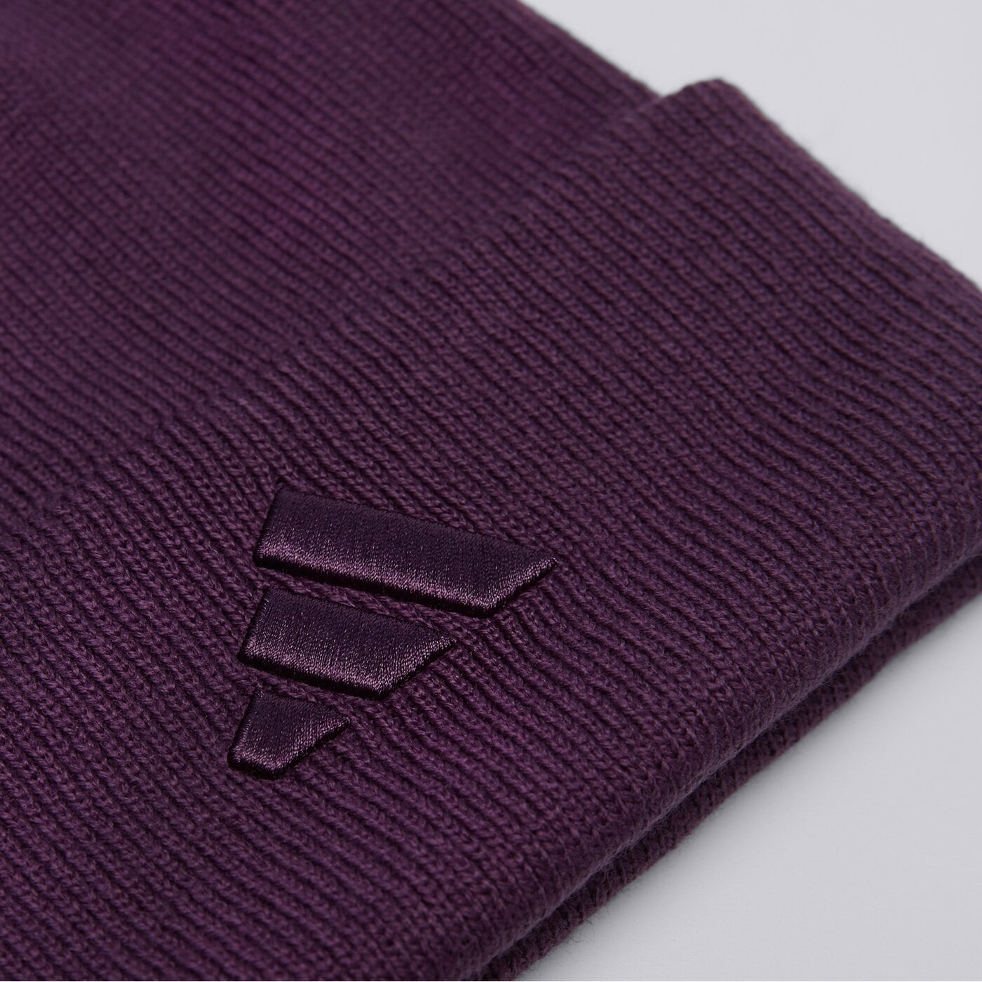 Czapka zimowa damska ADIDAS CZAPKA NEW LOG BEA CUF jx5748 kolor fioletowy