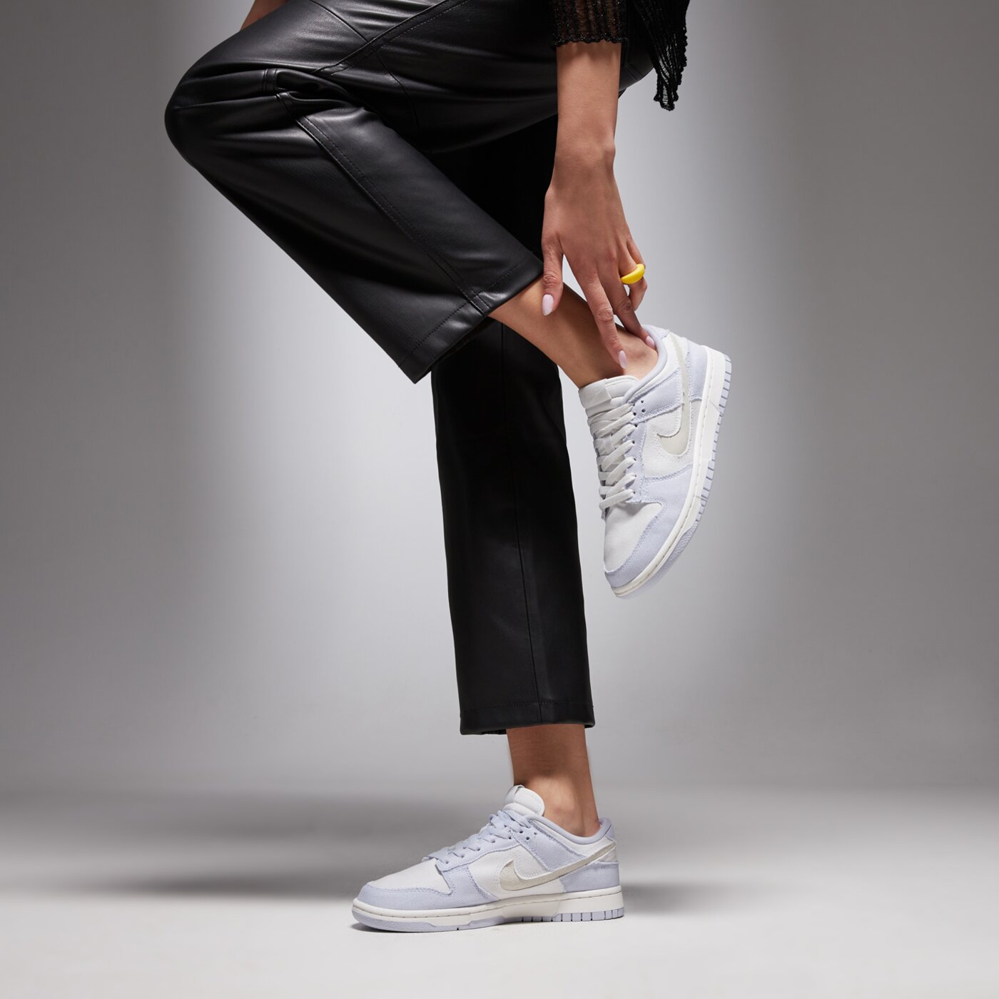 Buty sportowe damskie NIKE W DUNK LOW hf1985-001 kolor szary