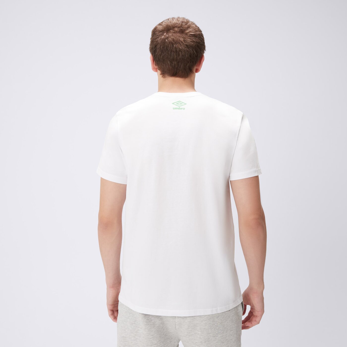 Koszulka męska UMBRO T-SHIRT UMBRO GRAPHICS B LOGO WHITE ul325tsm04002 kolor biały