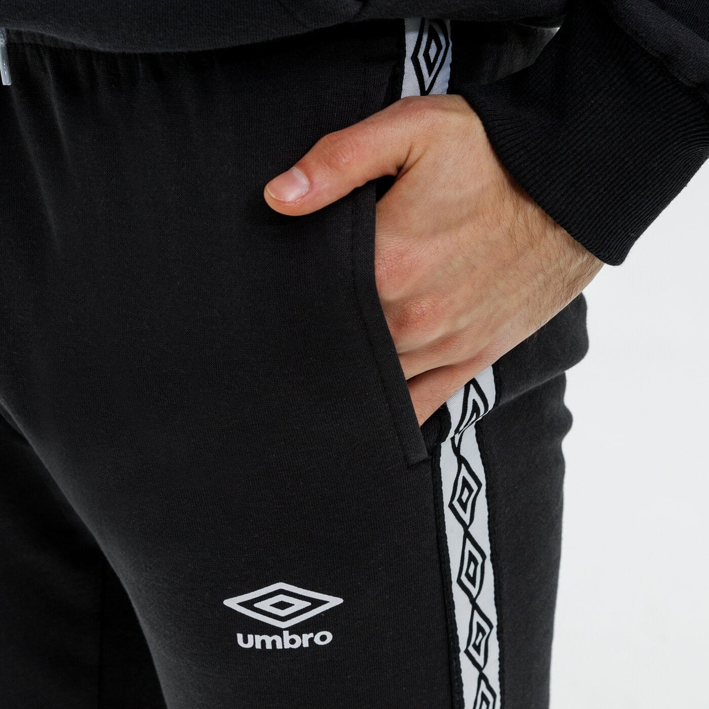 Spodnie dresowe męskie UMBRO SPODNIE FW TAPED 65779u-060 kolor czarny