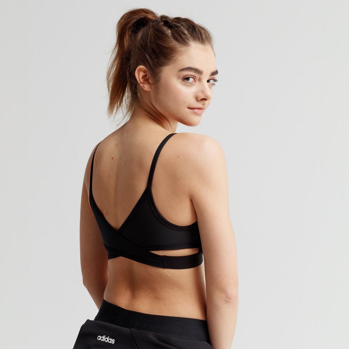 Top damski NIKE BRA FAVORITES SRF SPRT av6578-010 kolor czarny