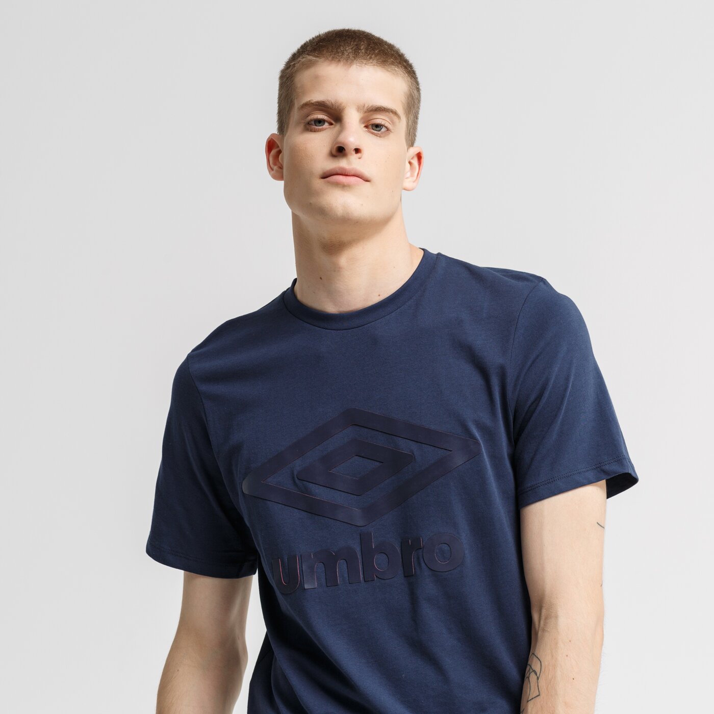 Koszulka męska UMBRO T-SHIRT SS OPULENT REVEAL LOGO GRAPHIC 65526u-w05 kolor granatowy