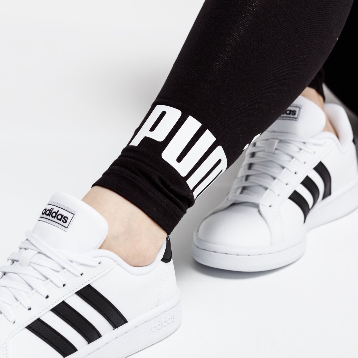 Spodnie dresowe damskie PUMA LEGGINGS ESS LOGO 85181801 kolor czarny