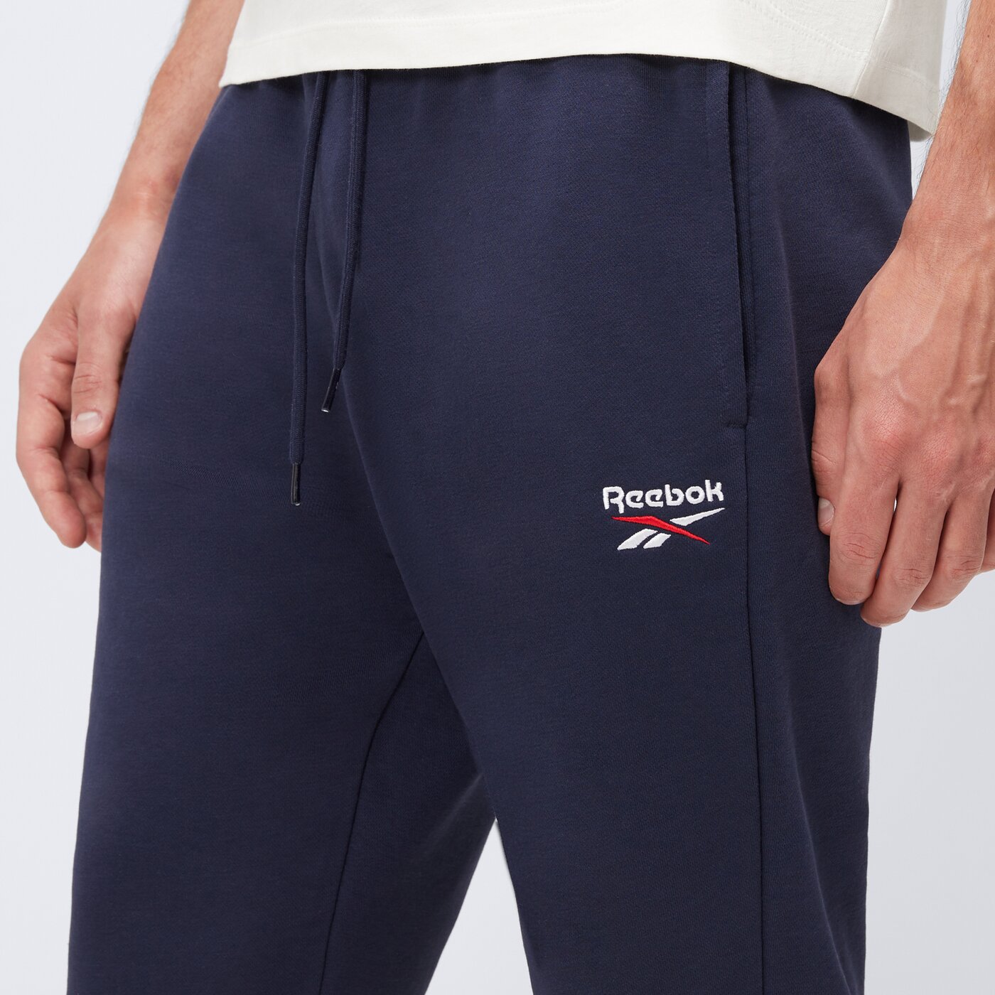 Spodnie dresowe męskie REEBOK SPODNIE IDENTITY SMALL LOGO FT JOGGER 100049529 kolor granatowy