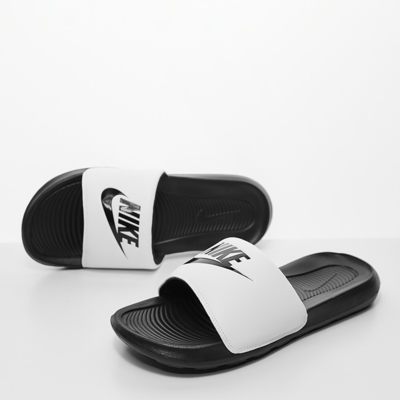 Klapki męskie NIKE VICTORI ONE SLIDE  cn9675-005 kolor czarny