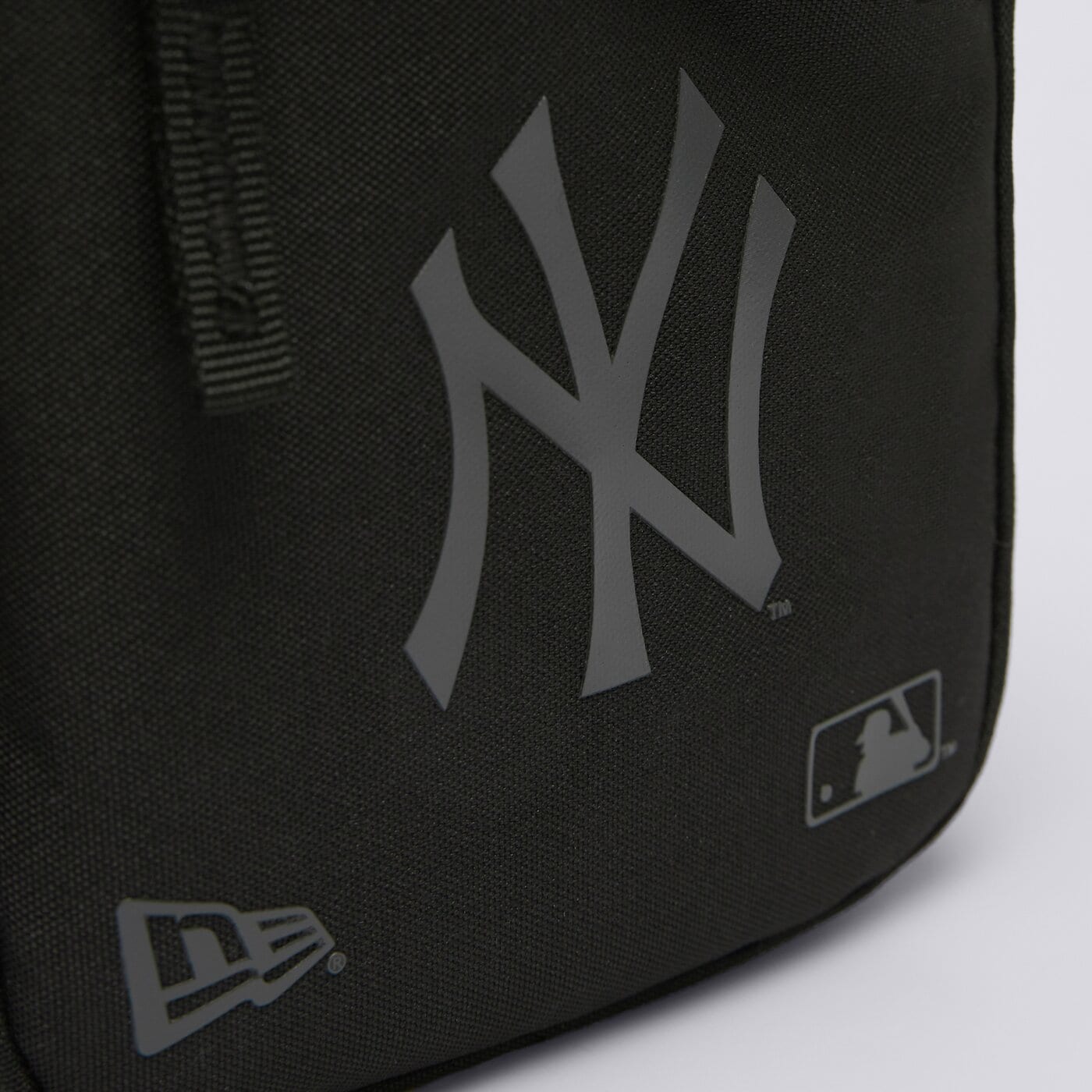 Nerka (saszetka na pas) damska sportowa NEW ERA TOREBKA MLB SIDE BAG NEYYAN BLKBLK NEW YORK YANKEES  12145422 kolor czarny