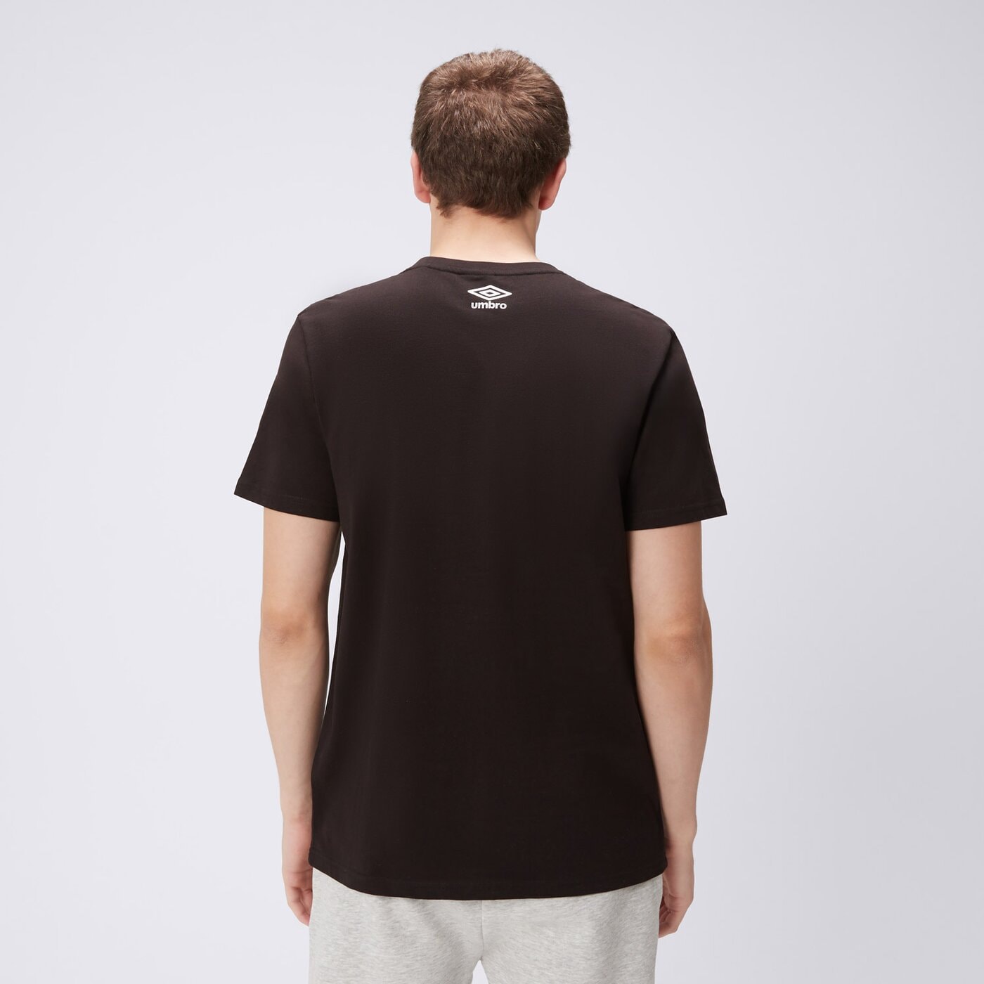 Koszulka męska UMBRO T-SHIRT UMBRO GRAPHICS B LOGO BLACK ul325tsm04001 kolor czarny