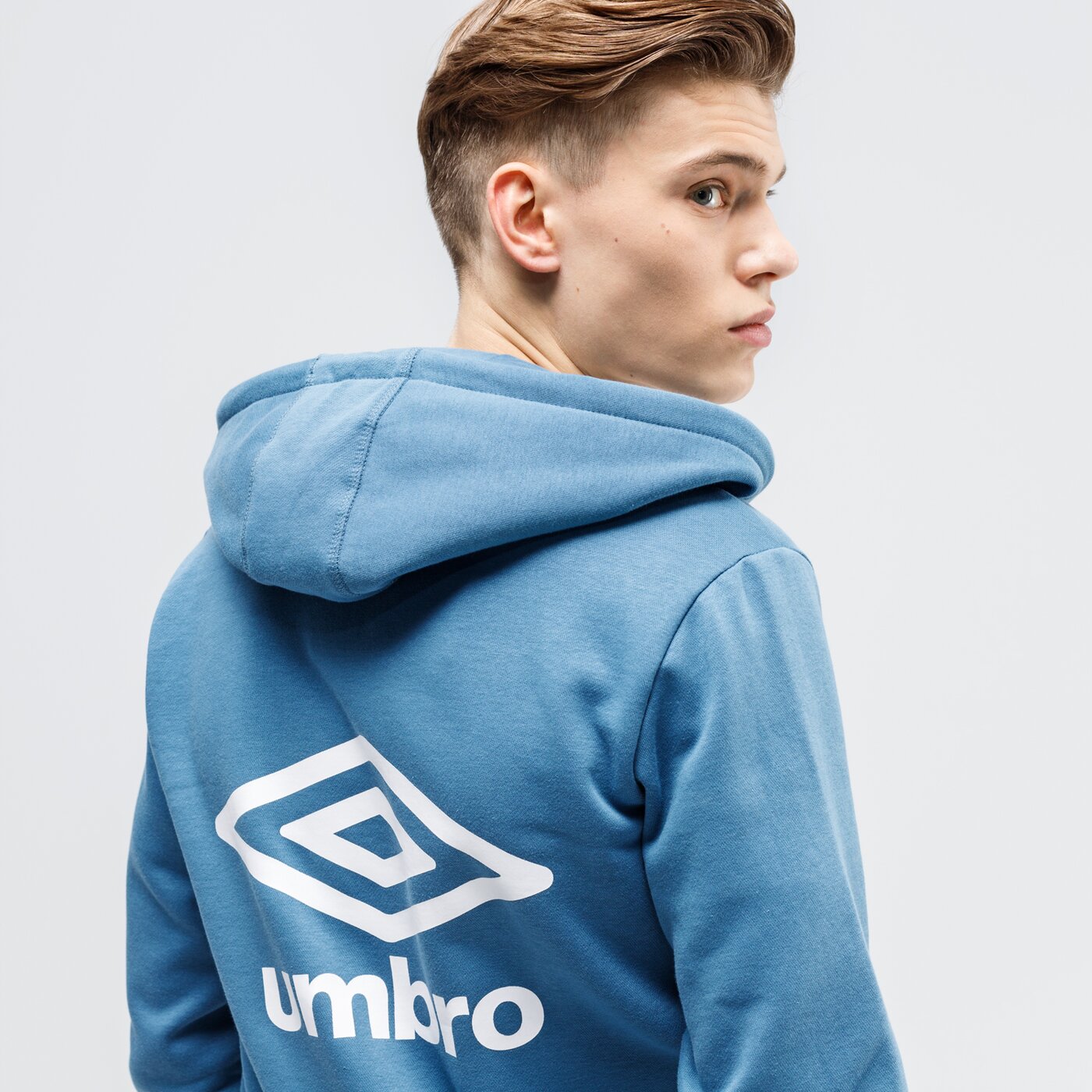 Bluza męska UMBRO BLUZA ROZPINANA Z KAPTUREM FW LARGE LOGO ZIP 65521u-hug kolor niebieski