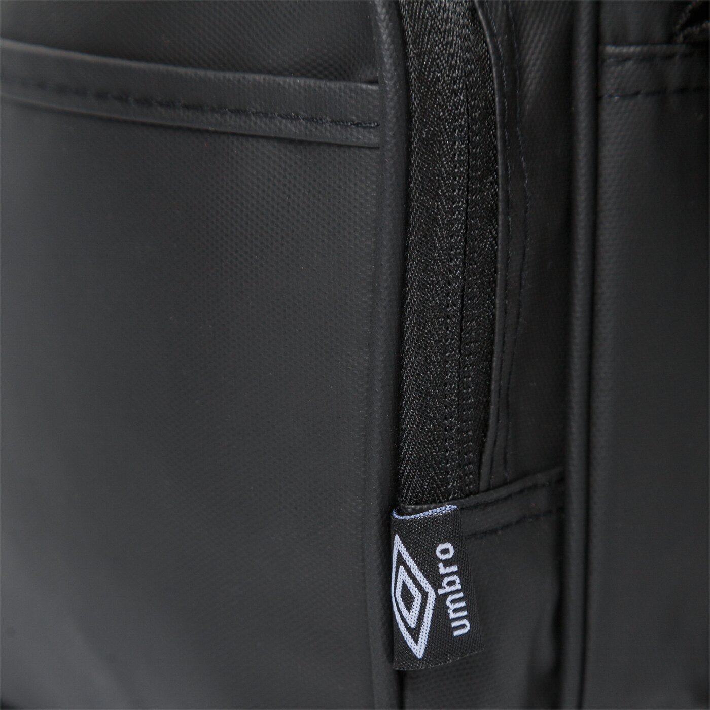 Torba sportowa damska UMBRO TOREBKA CORWEN ul121tom08001 kolor czarny