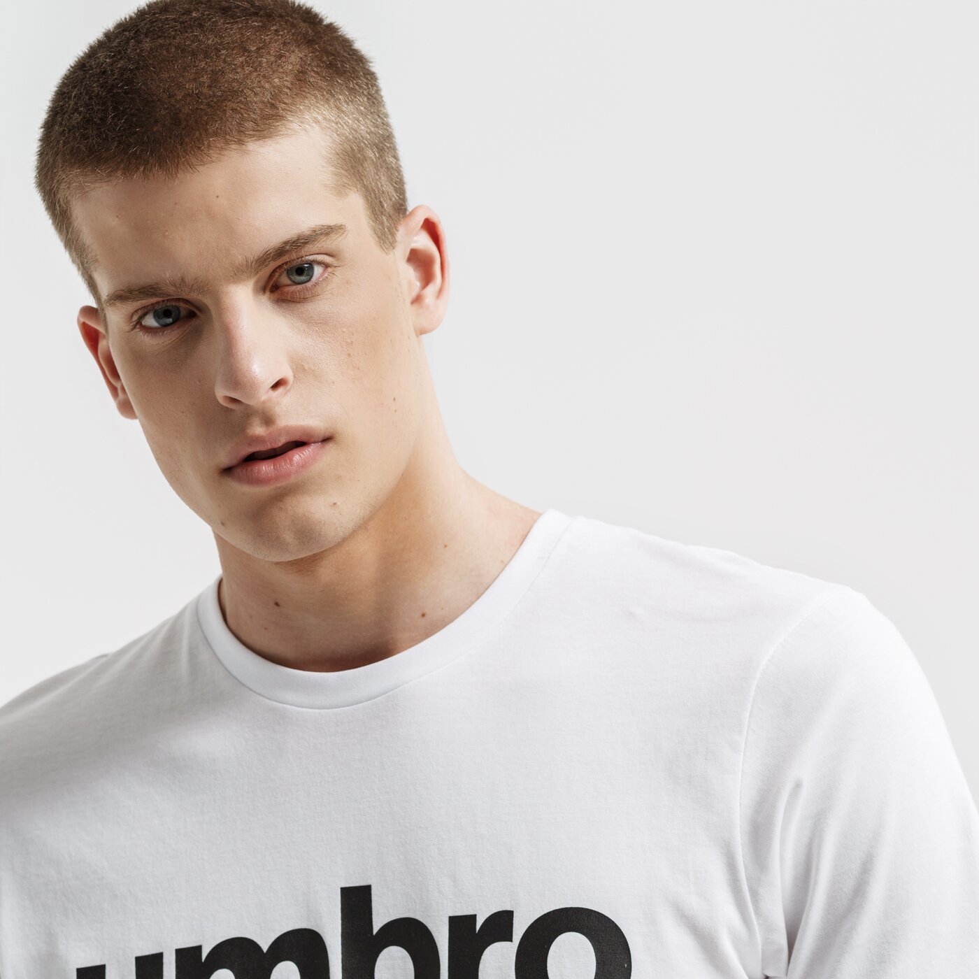 Koszulka męska UMBRO T-SHIRT SS LINEAR LOGO GRAPHIC 65551u-13u kolor biały