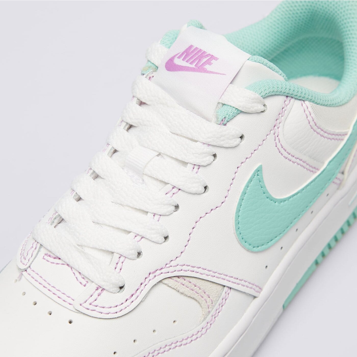 Buty sportowe damskie NIKE GAMMA FORCE AT fn7109-100 kolor biały