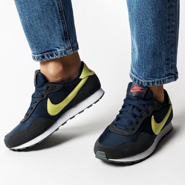 Buty dziecięce NIKE MD VALIANT cn8558-400 kolor granatowy