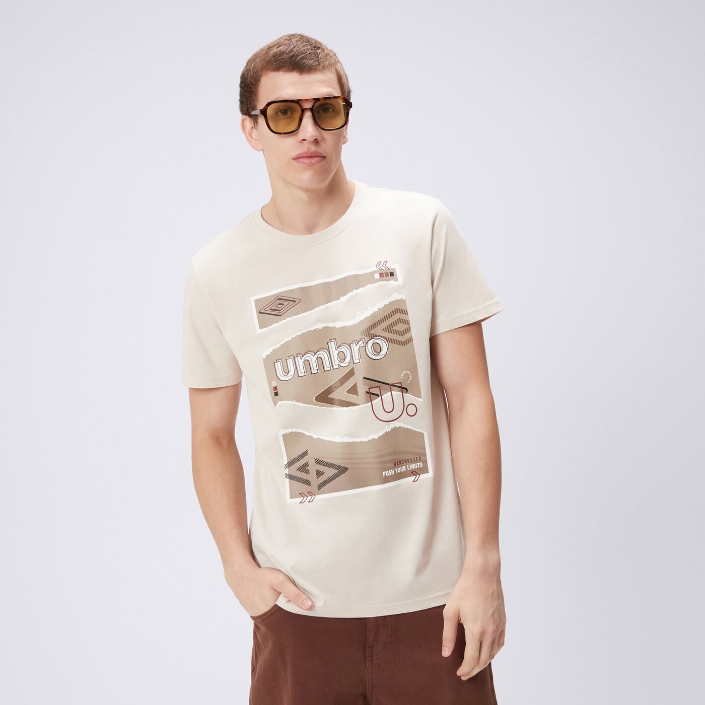 Koszulka męska UMBRO T-SHIRT UMBRO GRAPHICS B LOGO BEIGE ul325tsm04004 kolor beżowy