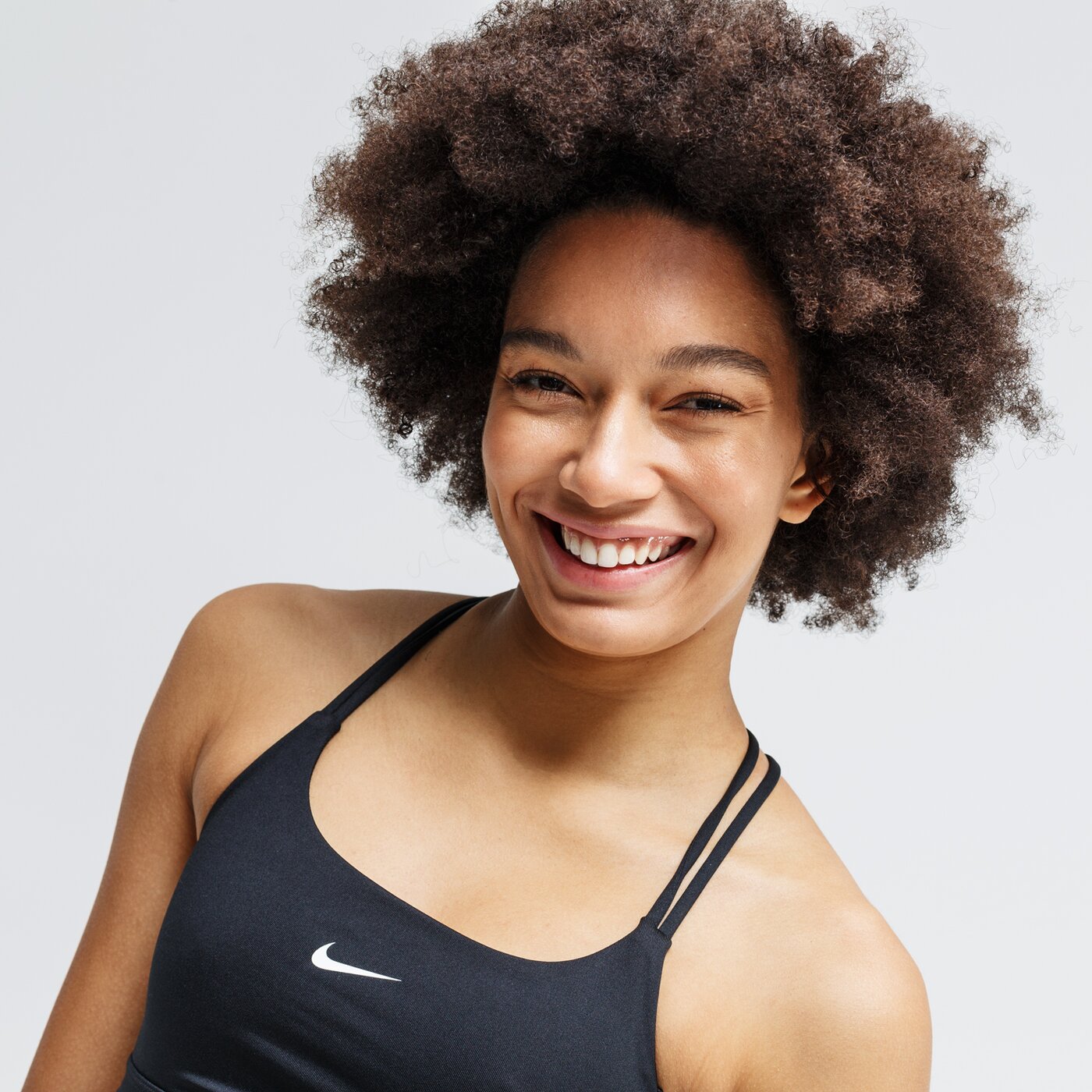 Top damski NIKE BRA INDY BRA NON PAD ct3721-010 kolor czarny