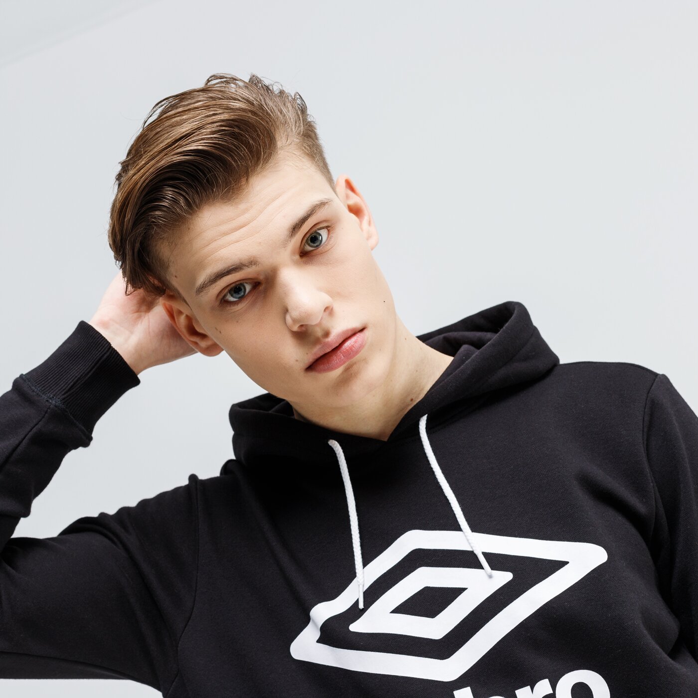 Bluza męska UMBRO BLUZA Z KAPTUREM FW LARGE LOGO 65629u-060 kolor czarny