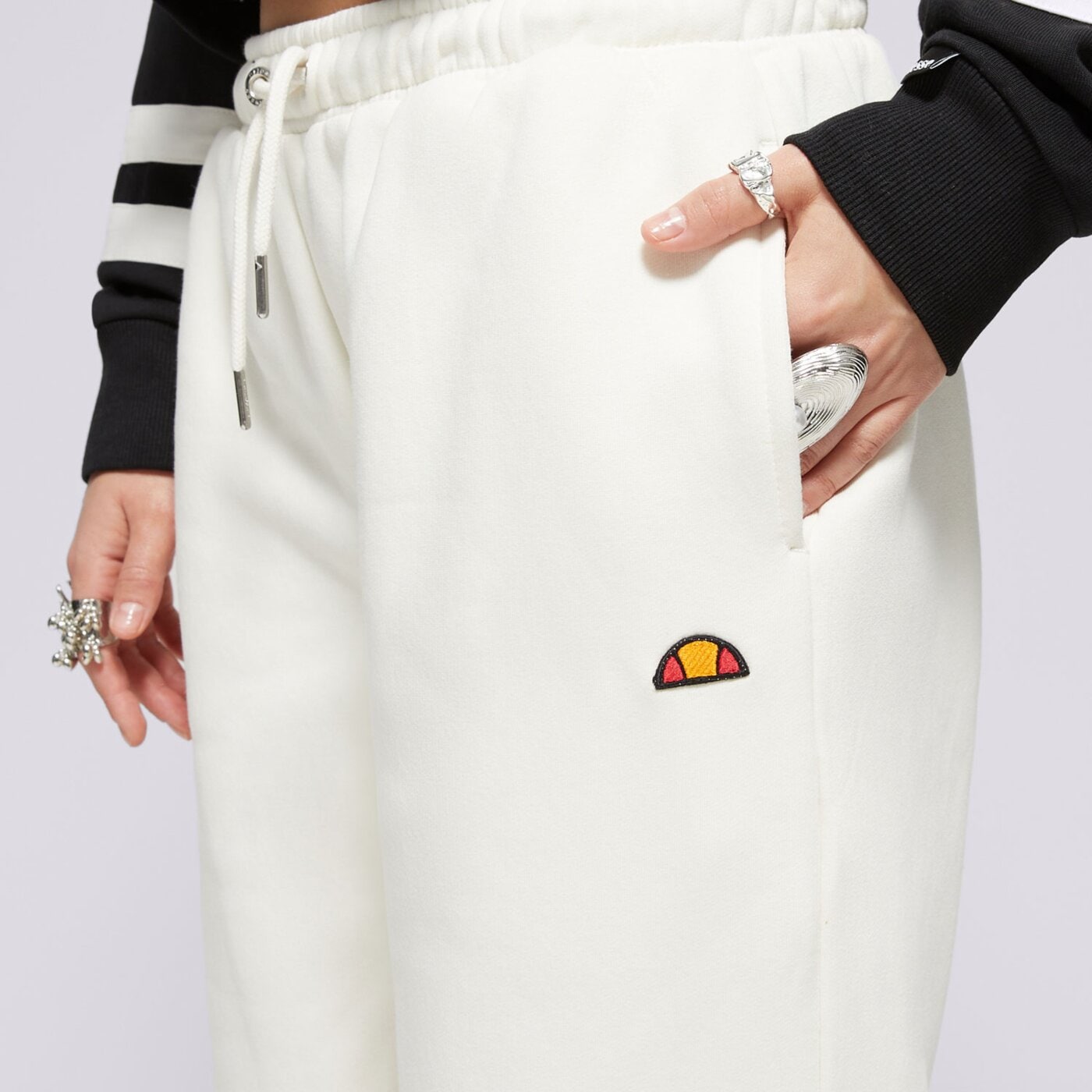 Spodnie dresowe damskie ELLESSE SPODNIE MUGIA JOG PANT OFF WHT smg22040904 kolor beżowy