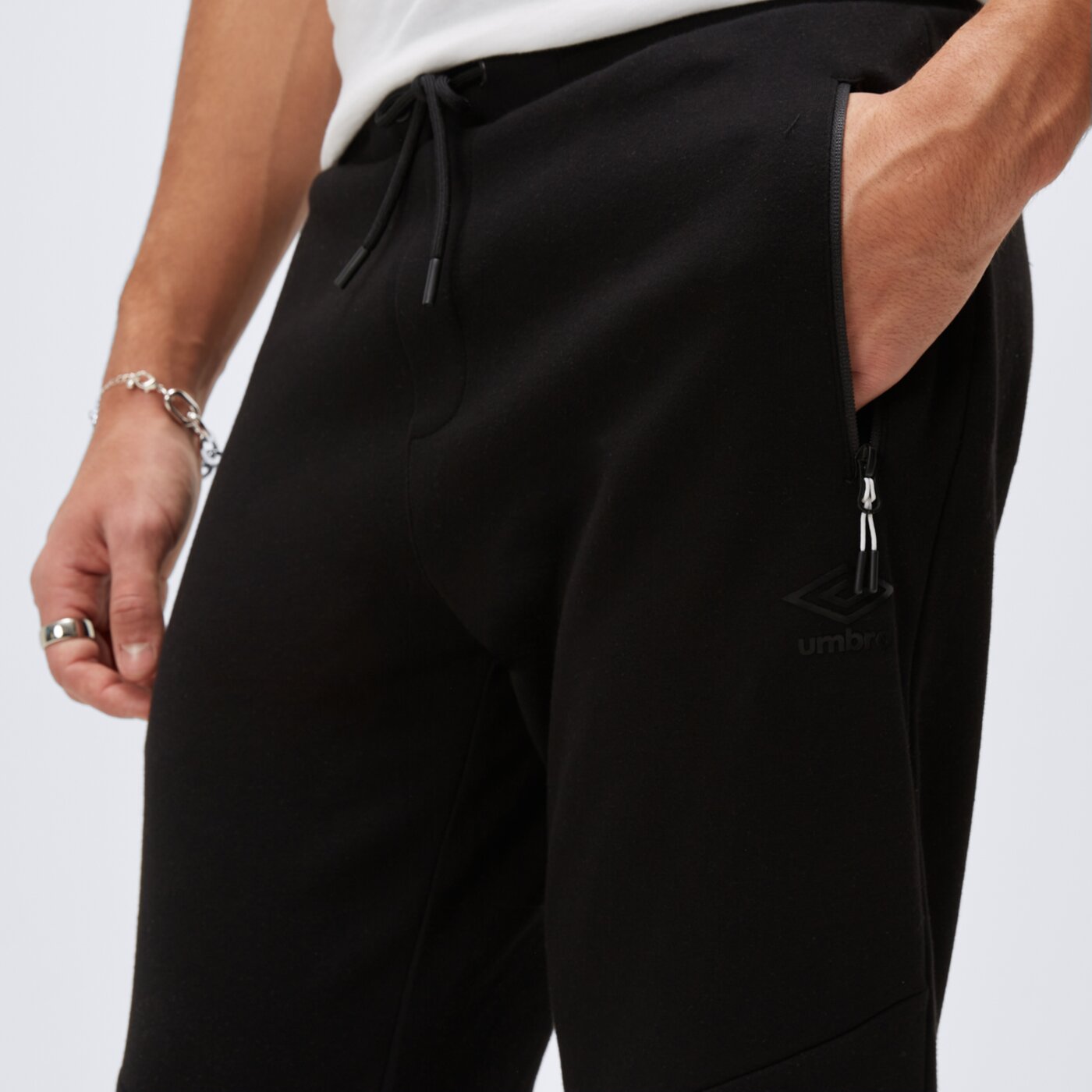 Spodnie dresowe męskie UMBRO SPODNIE SENGA ul323spm03001 kolor czarny