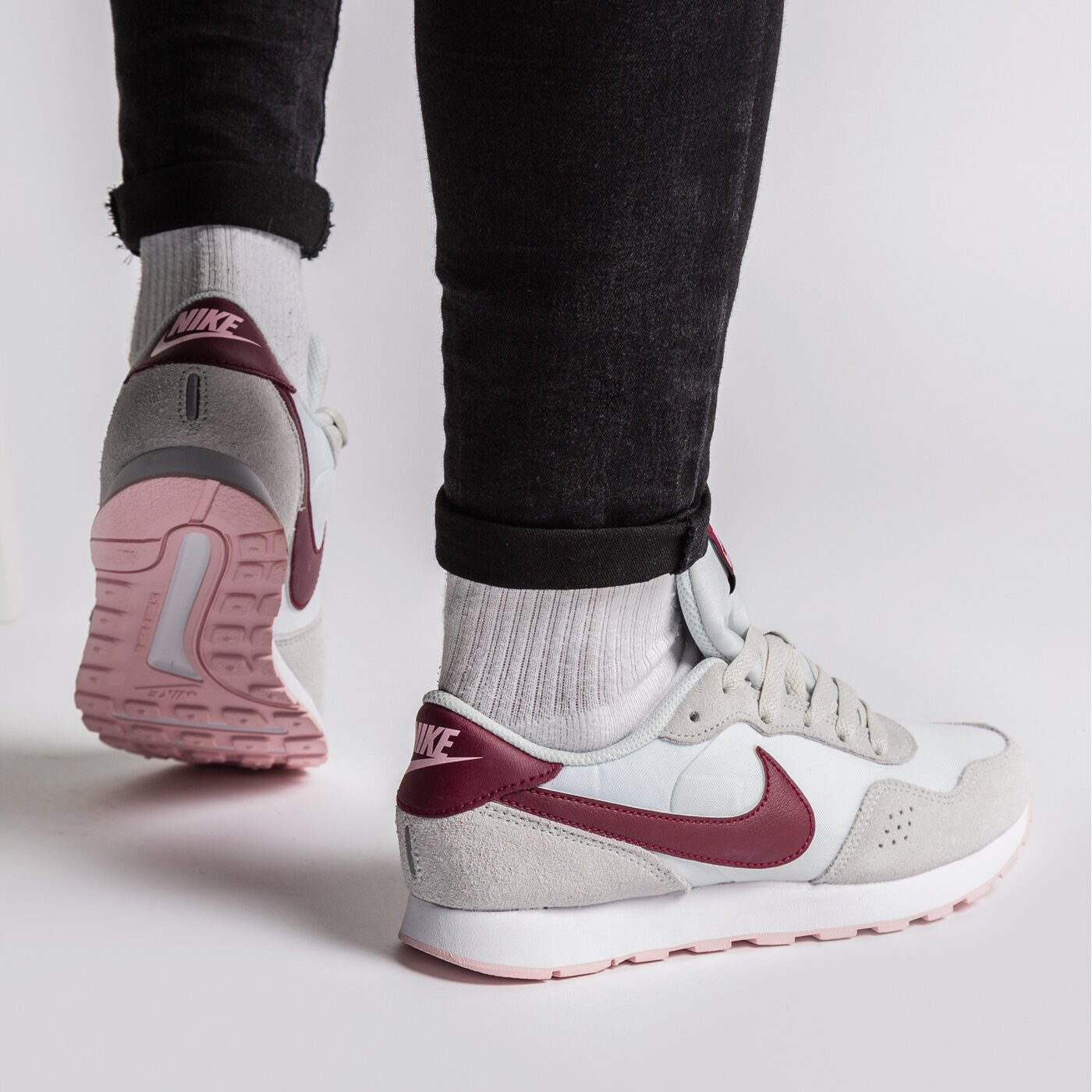 Buty dziecięce NIKE MD VALIANT cn8558-102 kolor beżowy