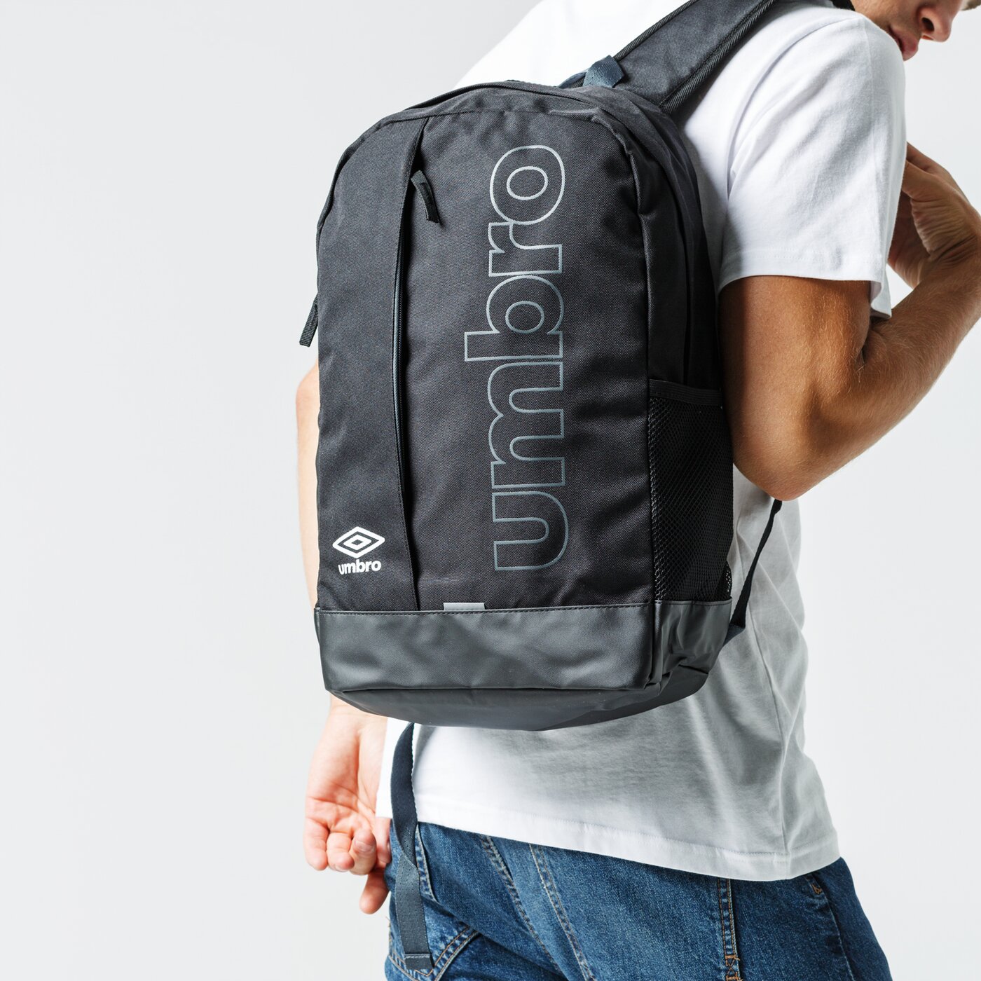 Plecak damski UMBRO PLECAK ESSENTIAL BACKPACK 30722u-c44 kolor czarny