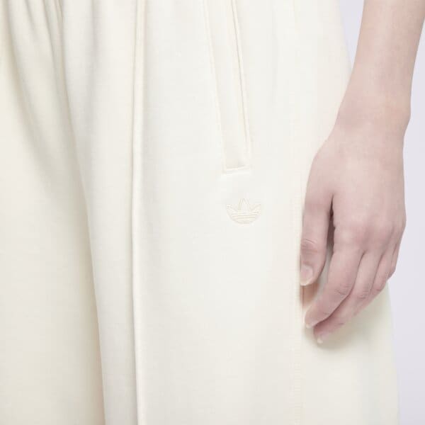 Spodnie dresowe damskie ADIDAS SPODNIE WIDE LEG PANT iz0292 kolor biały