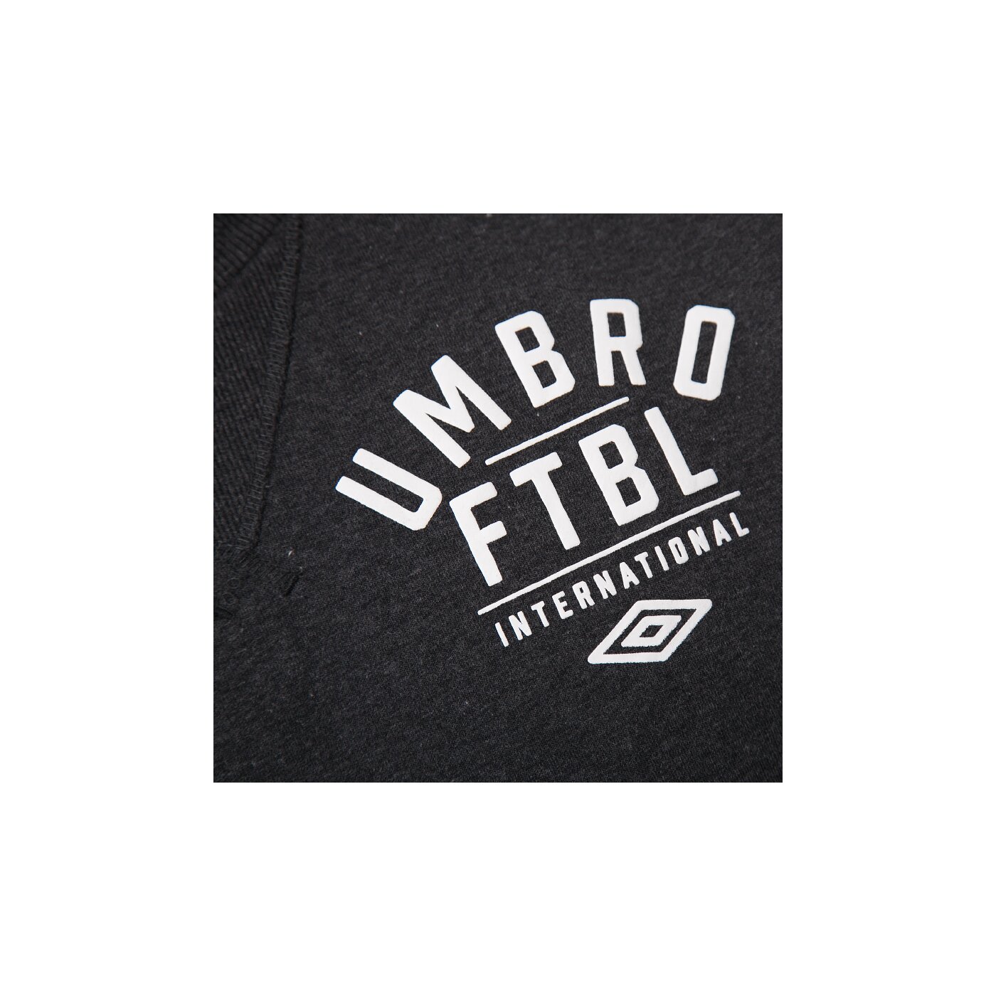 Bluza męska UMBRO BLUZA GRAPHIC CREW SWEAT 62937u1ap kolor czarny