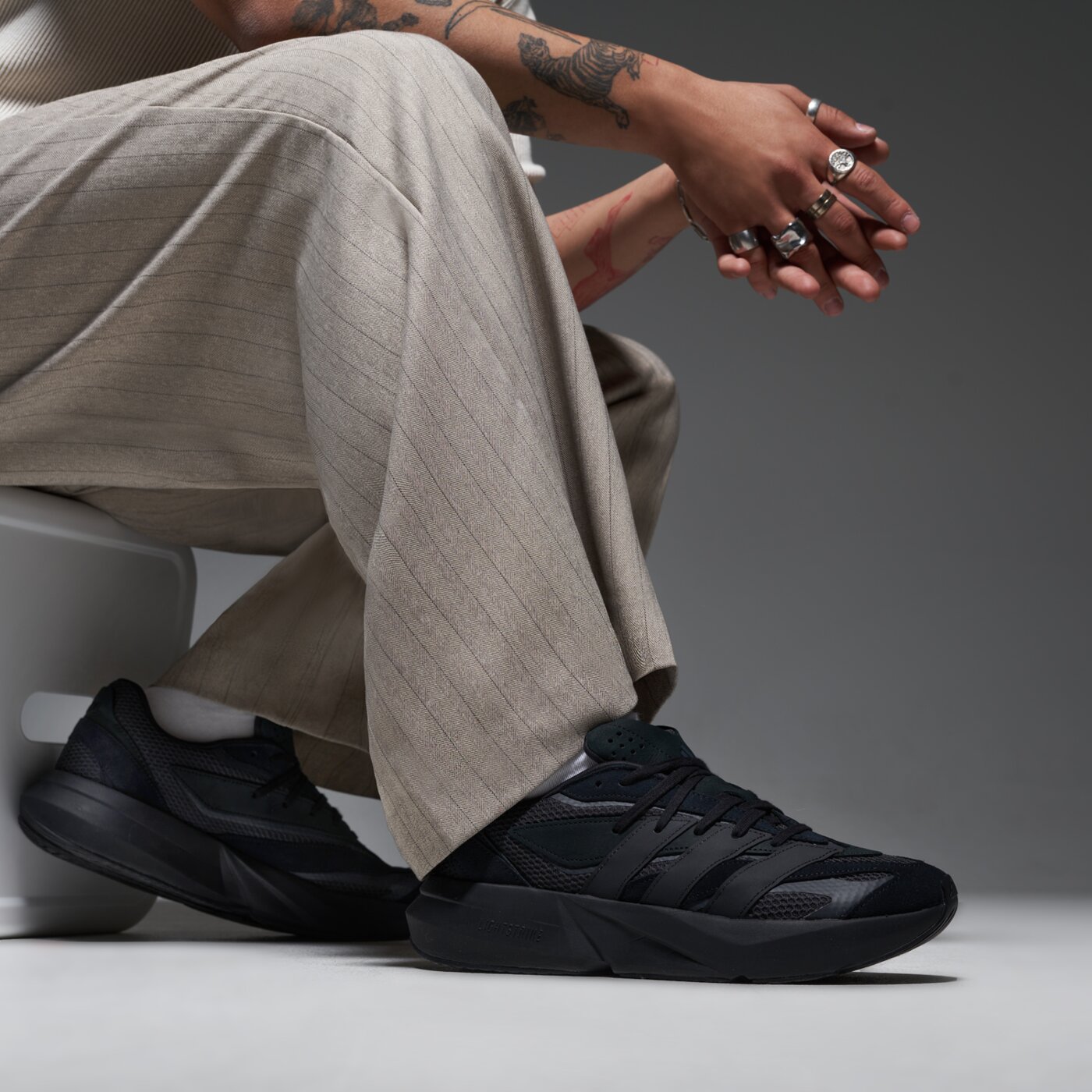 Buty sportowe męskie ADIDAS LIGHTBLAZE jh6941 kolor czarny